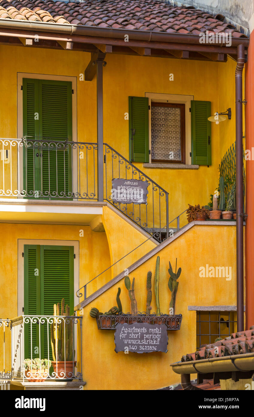 Location d'appartements pour de courtes périodes signe sur des capacités à Stresa, Lac Majeur, Italie en avril Banque D'Images