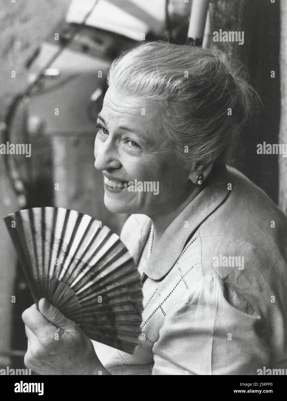 Pearl S. Buck, sur-ensemble du film 'La grosse vague', qui est basé sur son roman du même titre, Japon, 1960 Banque D'Images