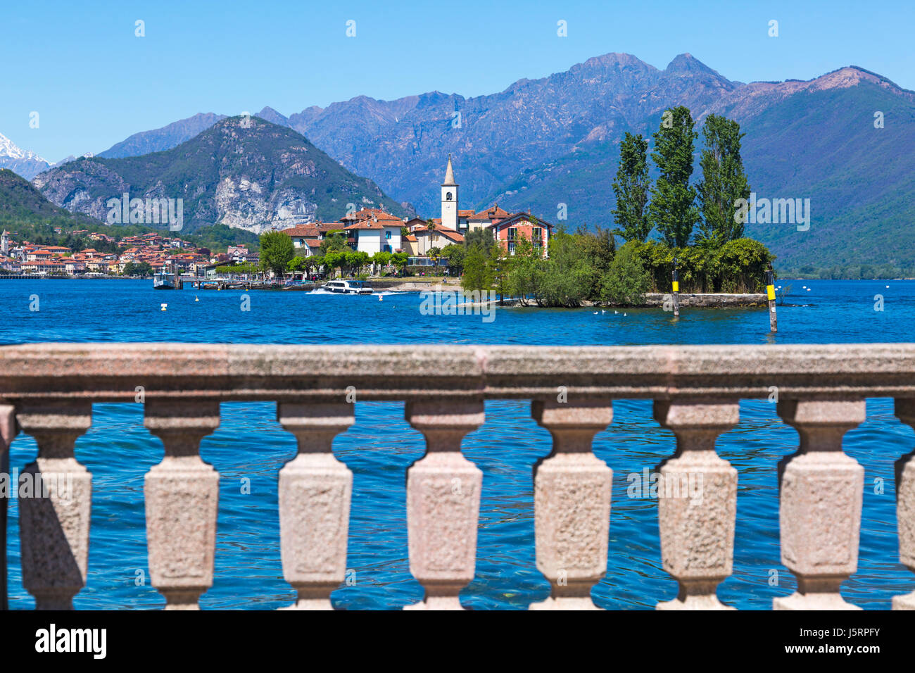 Vue de l'Isola Pescatori et environs, Lac Majeur, Italie en avril Banque D'Images