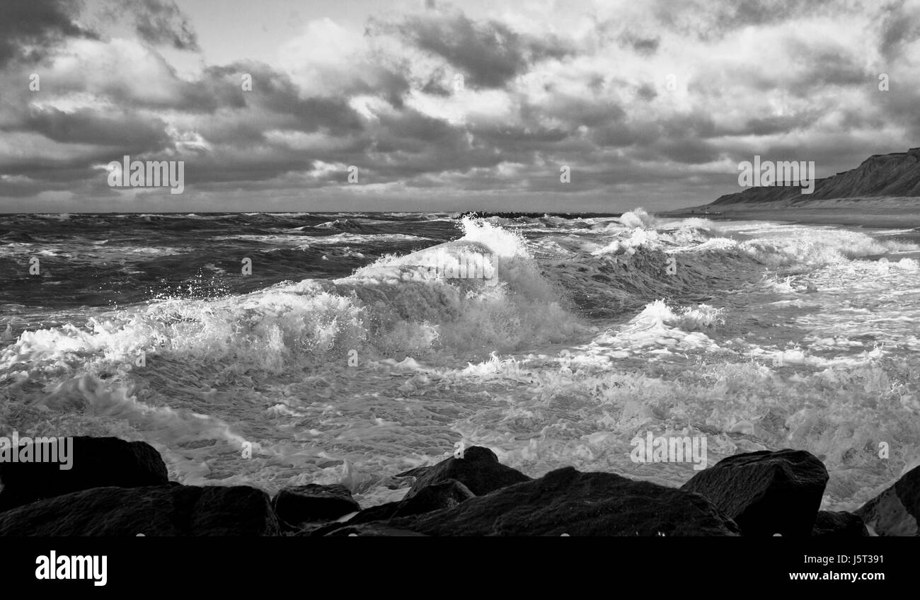 L'eau salée de la mer du nord de l'eau mer Océan surf Danemark Loi de Dieu en bord de plage bw Banque D'Images