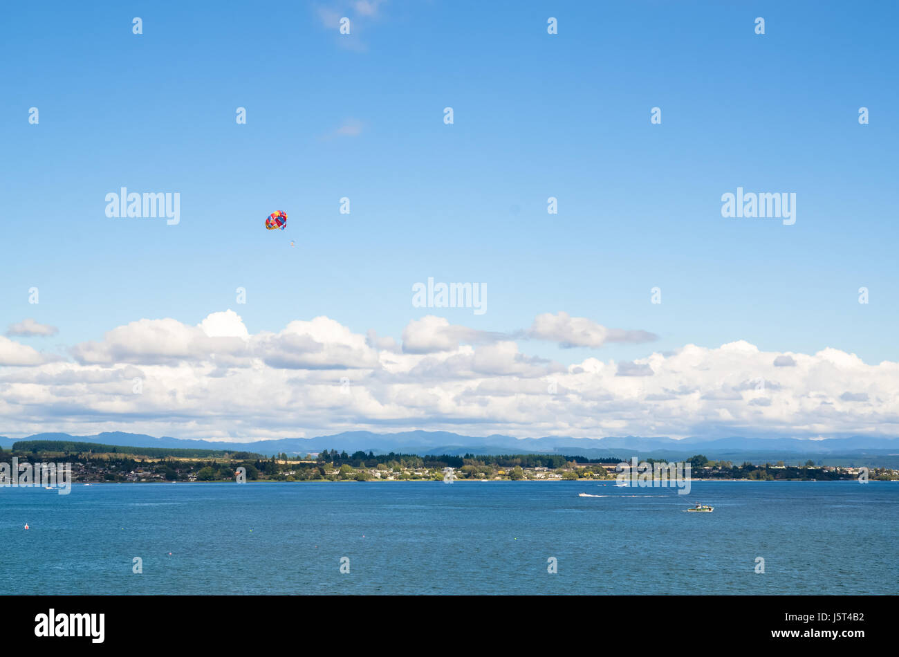 Taupo, Nouvelle-Zélande - Mars 27,2016 sport parapente dans l'eau : le lac Taupo, Nouvelle-Zélande. Banque D'Images