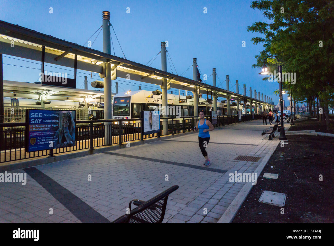 Hudson-Bergen Light Rail dans le terminal Hoboken à Hoboken, NJ le mardi 16 mai 2017. (© Richard B. Levine) Banque D'Images