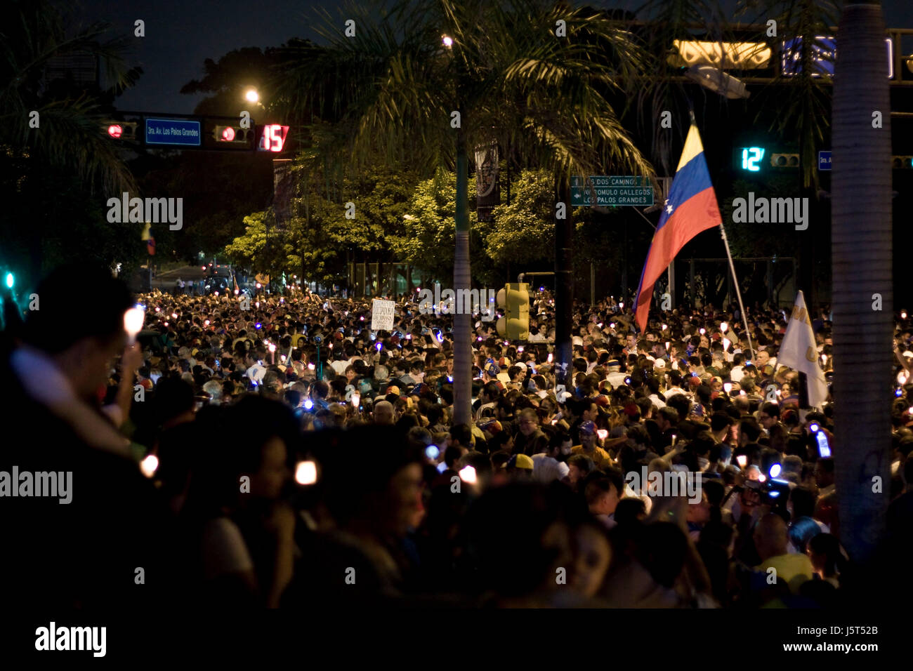Les manifestants de l'opposition pour le gouvernement de Nicolas maduro bougies feux lors d'une veillée pour la mort de plusieurs manifestants lors de la dernière manifestation Banque D'Images