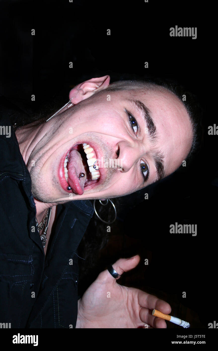 Langue maternelle de cigarette grimace face homme gothique piercing anneau  cigarette masculin Masculin Photo Stock - Alamy