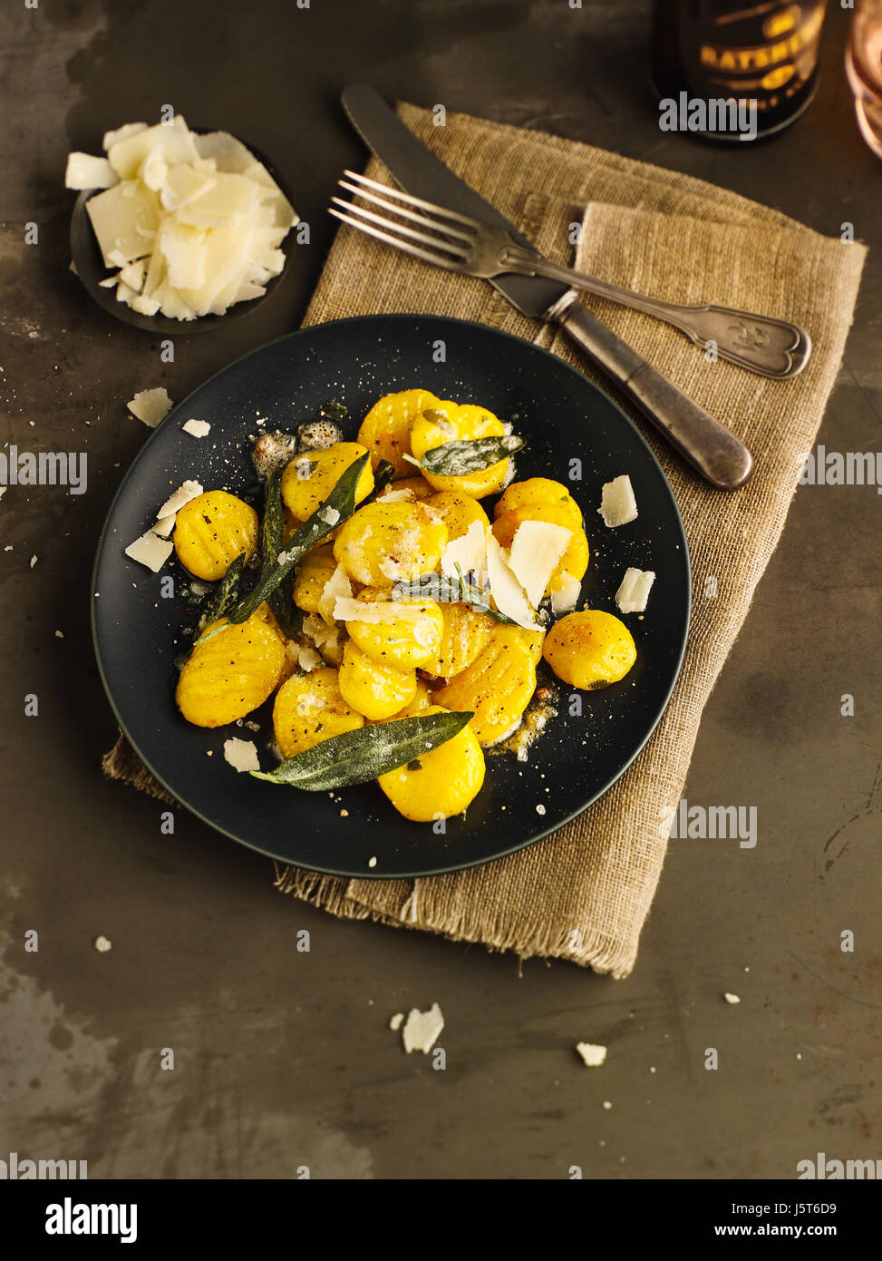 Gnocchi de pommes de terre avec le beurre de sauge dans la citrouille Banque D'Images