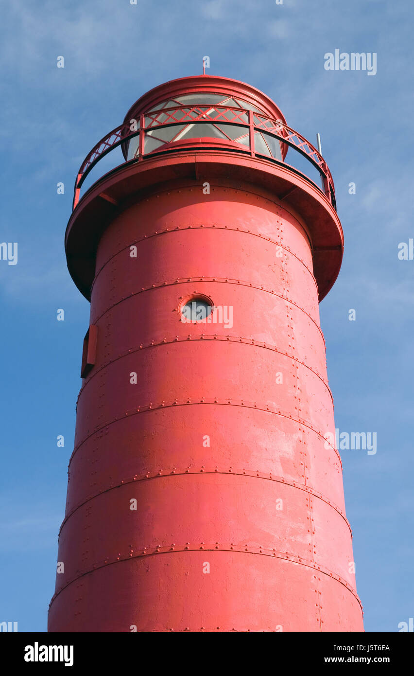 Tour rouge phare Feux de navigation de l'objectif de la côte du port rose lumière lampe Banque D'Images