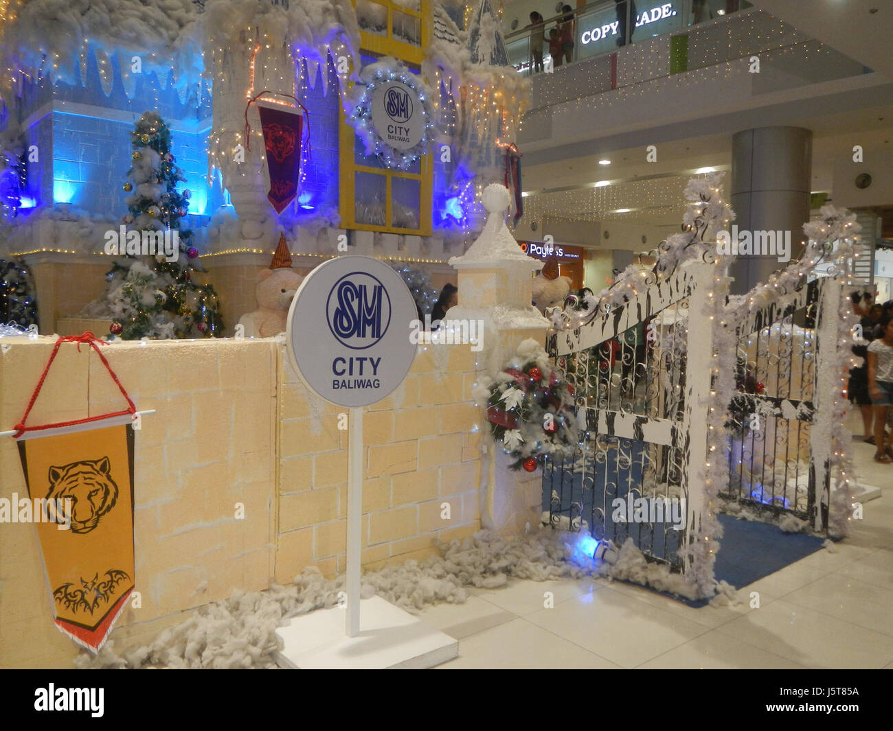La patinoire SM Storyland Mobile à Baliuag offre une option de divertissement pour les visiteurs de profiter du patinage sur glace, offrant une expérience unique dans une région généralement pas connue pour les sports d'hiver. Banque D'Images