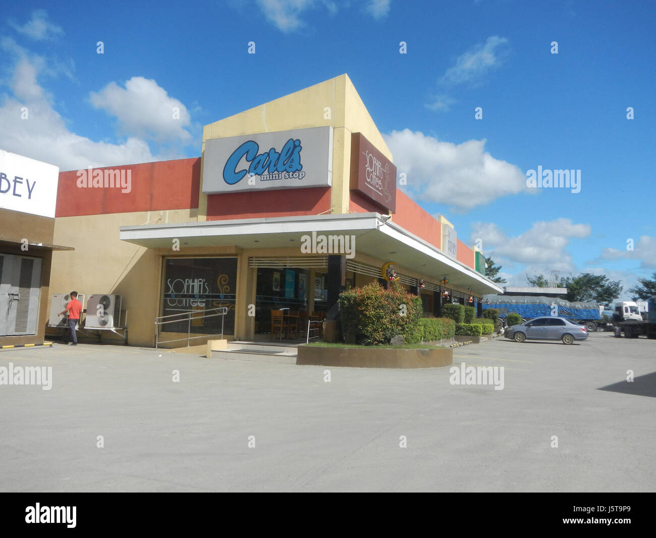 Cette image montre la station Shell à Casobey, San Rafael, Bulacan. Située le long d'une route principale, la station sert de point de ravitaillement et de commodité pour les habitants et les voyageurs de la région. Banque D'Images