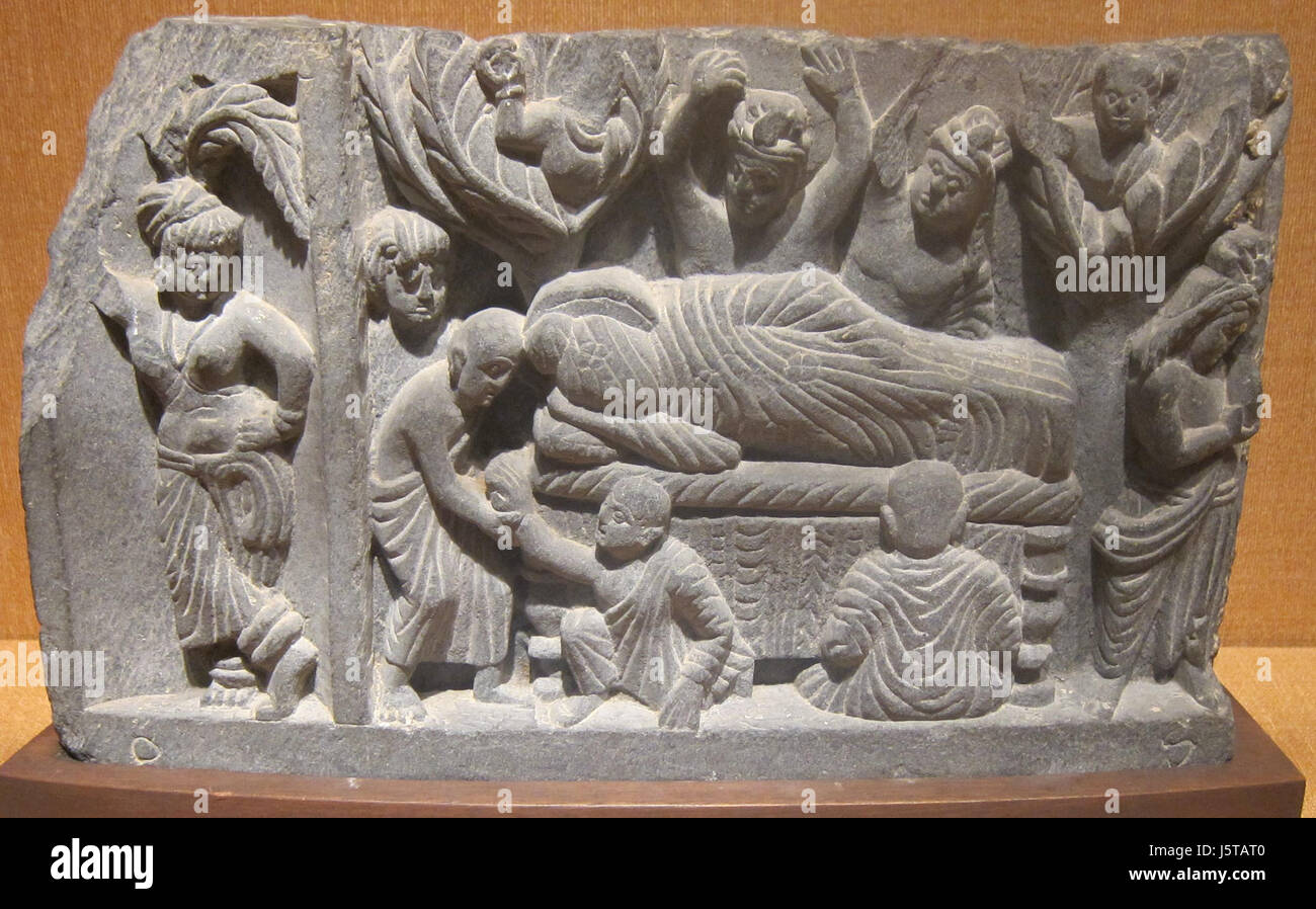 La sculpture Parinirvana de Gandhara, datant d'environ 100 EC, représente la position finale de repos du Bouddha après avoir atteint le Nirvana. La sculpture en pierre, abritée à l'Académie des Arts d'Honolulu, est un exemple significatif de l'art gandharan, mêlant les styles indien et gréco-romain. Banque D'Images