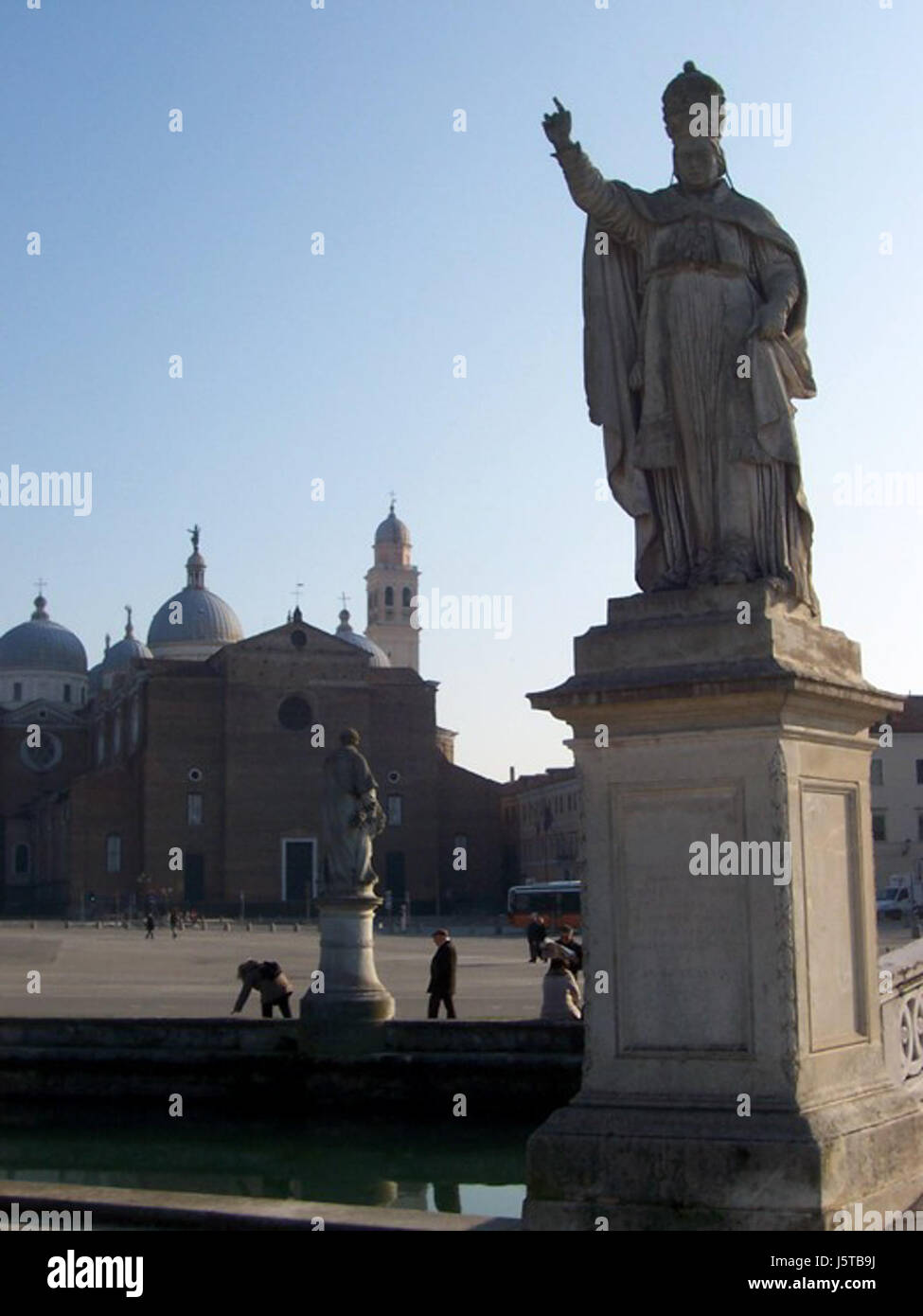 La basilique Sant'Giustina de Padoue est un exemple significatif de l'architecture romane et Renaissance, connue pour son importance religieuse et de grande envergure dans la ville de Padoue, en Italie. Banque D'Images