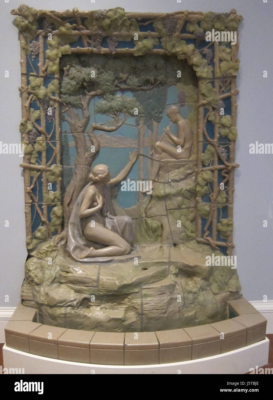 La *Fontaine de la nymphe d’eau*, créée par la Rookwood Pottery Company, est une œuvre d’art remarquable du début du XXe siècle. Mettant en vedette un savoir-faire exquis en céramique, cette pièce fait partie de la collection Cincinnati Art Museumâ€ ™, mettant en valeur la poterie d'art américaine. Banque D'Images