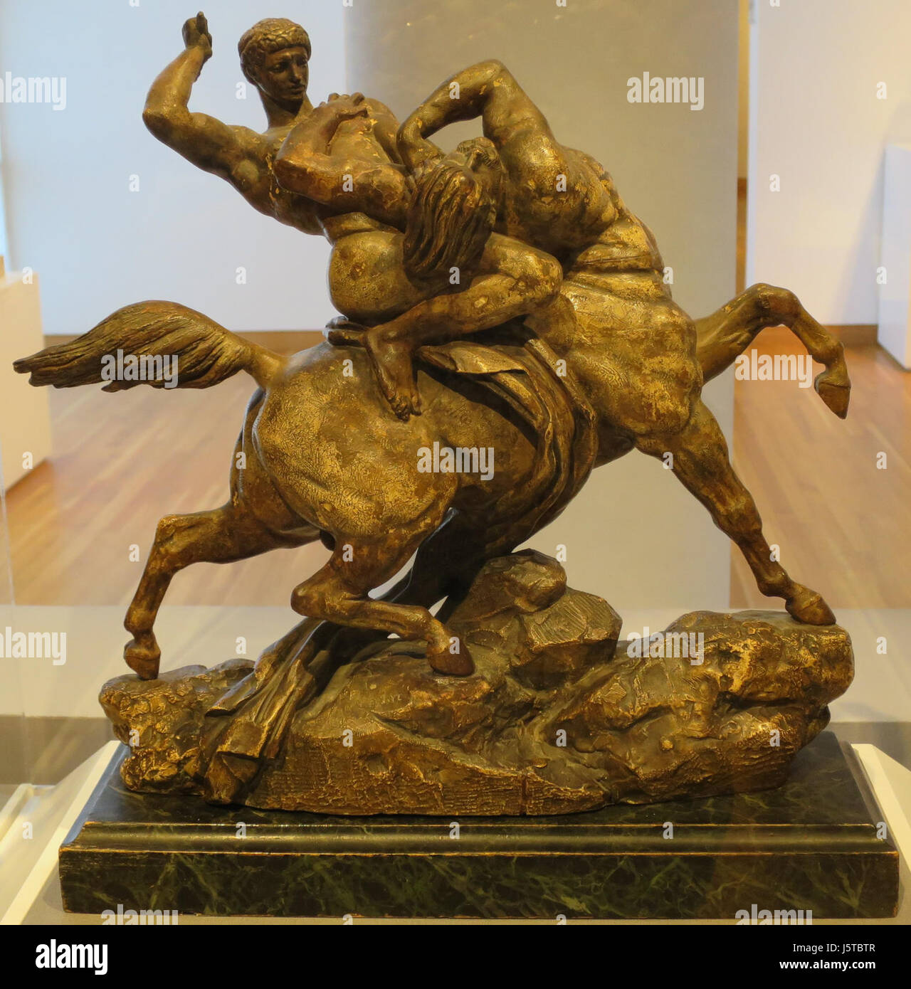 Thésée combattant le Centaure est une sculpture en bronze d'Antoine-Louis Barye, exposée au Haut Musée. Il capture le héros mythologique Thésée en combat avec un centaure, mettant en valeur l'habileté de Barye à représenter des scènes dramatiques. Banque D'Images
