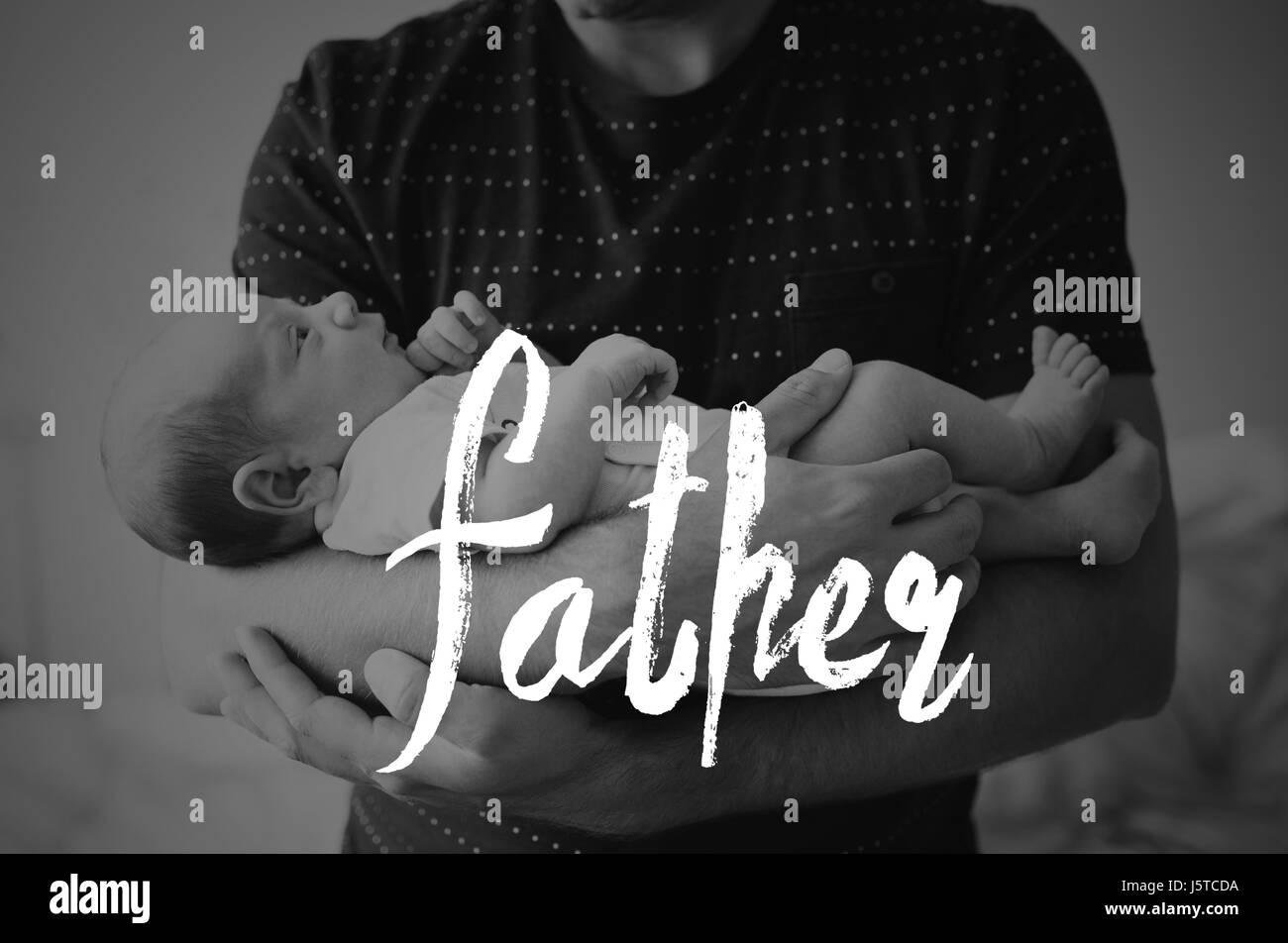 Méconnaissable père holding newborn baby. La fête des pères. Banque D'Images