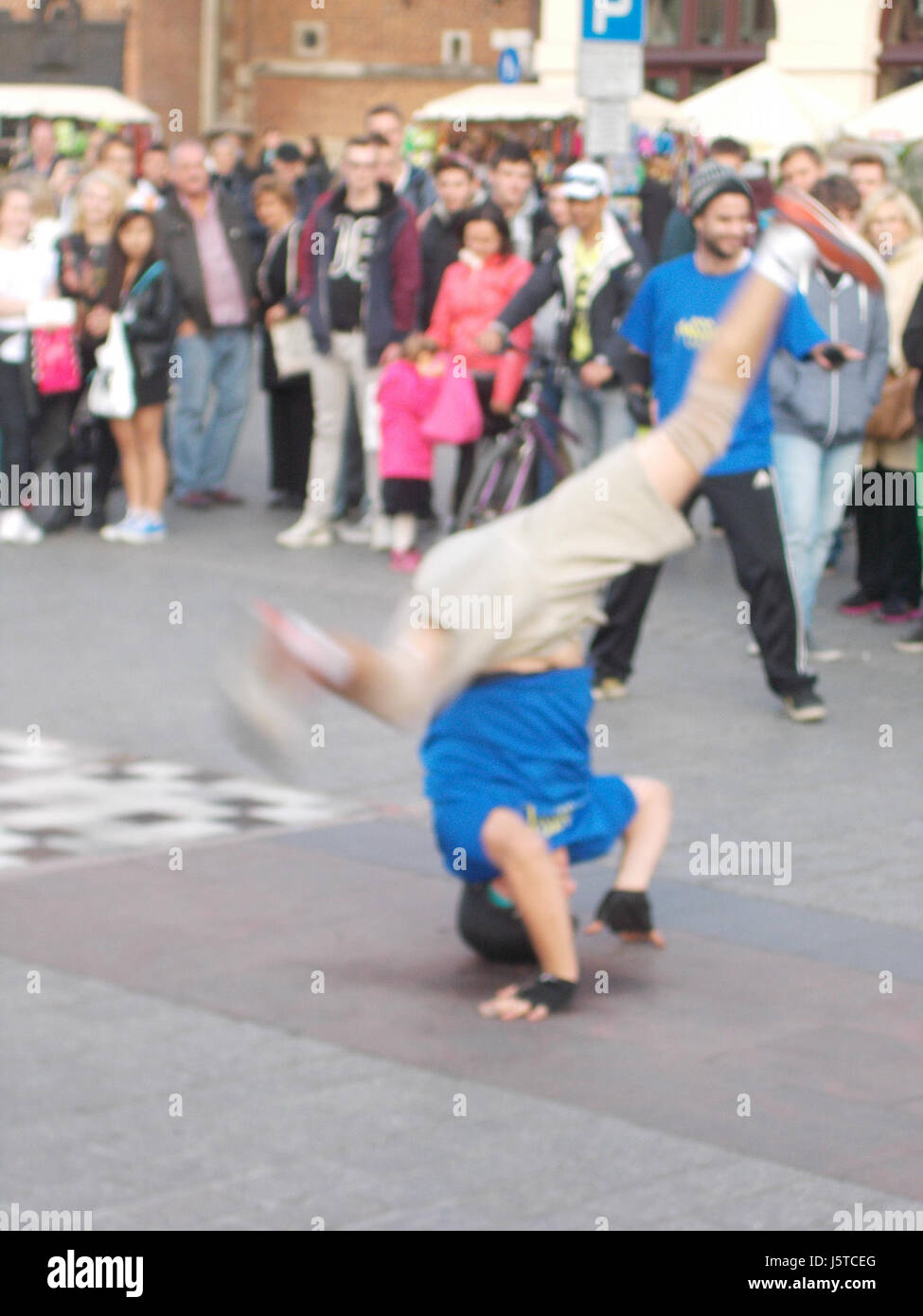 'B-Boy' à la place de la vieille ville. Banque D'Images