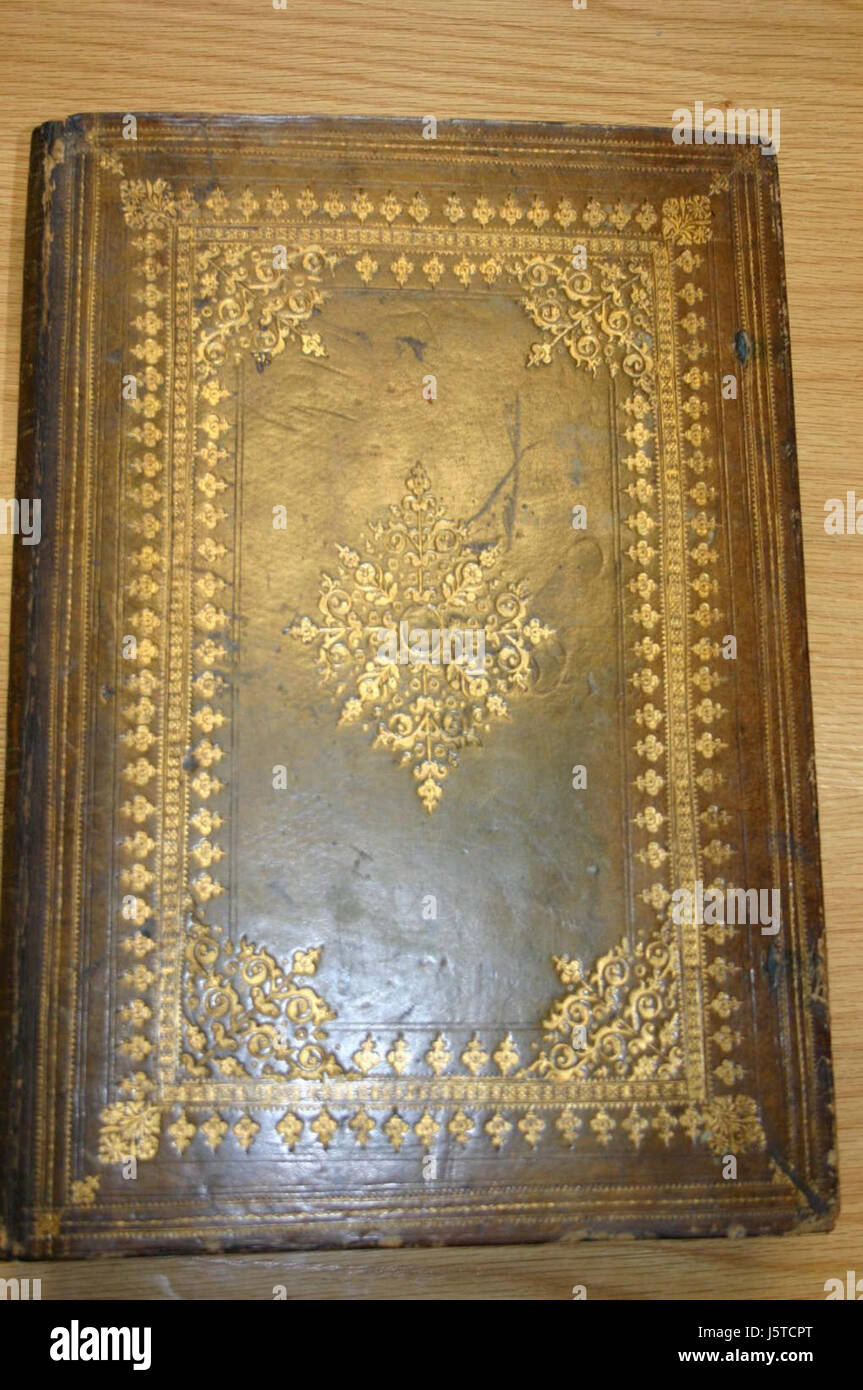 La bibliothèque itinérante de Sir Jules César se composait de livres individuels recouverts de parchemin logés dans un conteneur conçu pour ressembler à un livre relié en cuir. C'était un article rare et restreint, offrant un aperçu de la reliure historique et de la collection personnelle de César. Banque D'Images