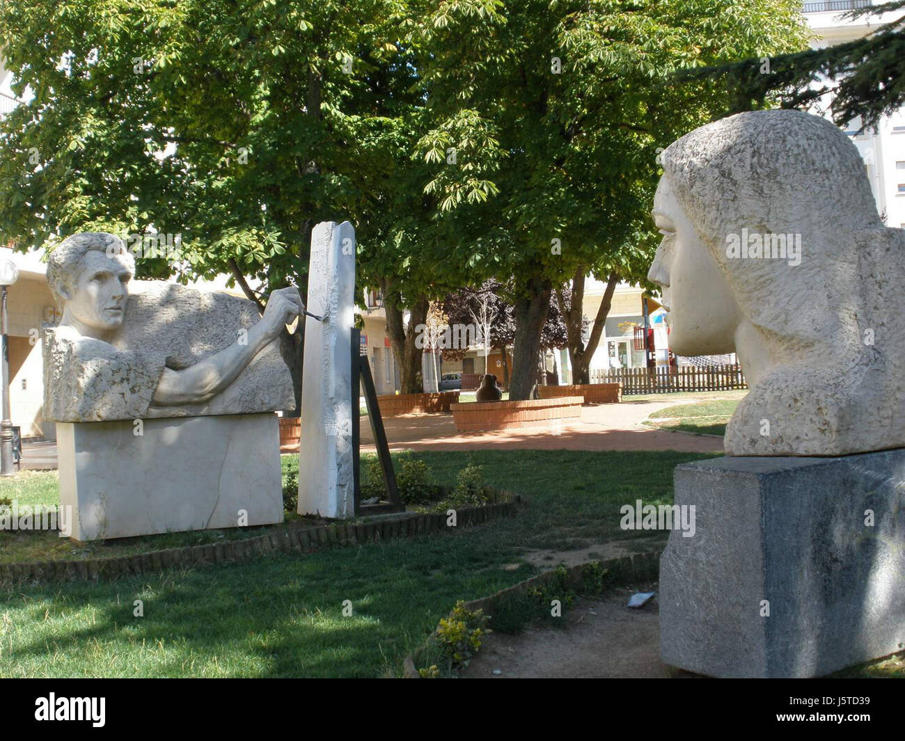 Le Monumento a los pintores Tubia y Santamaria est un hommage aux deux peintres espagnols de renom. Le monument commémore leurs contributions au monde de l'art et leur impact sur la culture espagnole. Banque D'Images Le Monumento a los pintores Tubia y Santamaria est un hommage aux deux peintres espagnols de renom. Le monument commémore leurs contributions au monde de l'art et leur impact sur la culture espagnole. Banque D'Images