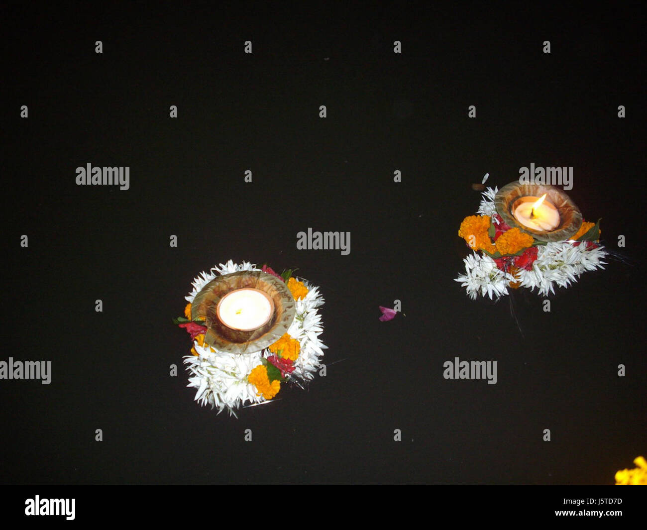 Pendant le festival Dev Deepavali, le fleuve Gange est orné de lampes flottantes 'Diya', symbolisant la victoire de la lumière sur l'obscurité. Cette fête hindoue est célébrée avec beaucoup de respect, en particulier à Varanasi, en Inde. Banque D'Images Pendant le festival Dev Deepavali, le fleuve Gange est orné de lampes flottantes 'Diya', symbolisant la victoire de la lumière sur l'obscurité. Cette fête hindoue est célébrée avec beaucoup de respect, en particulier à Varanasi, en Inde. Banque D'Images