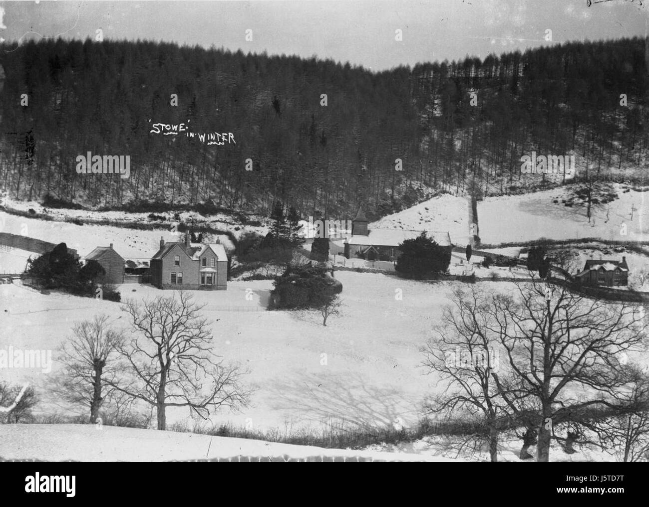 « Stowe in Winter » représente le paysage de Stowe, un célèbre domaine anglais, pendant la saison hivernale. L'image met en valeur la beauté et la tranquillité du domaine couvert de neige. Banque D'Images