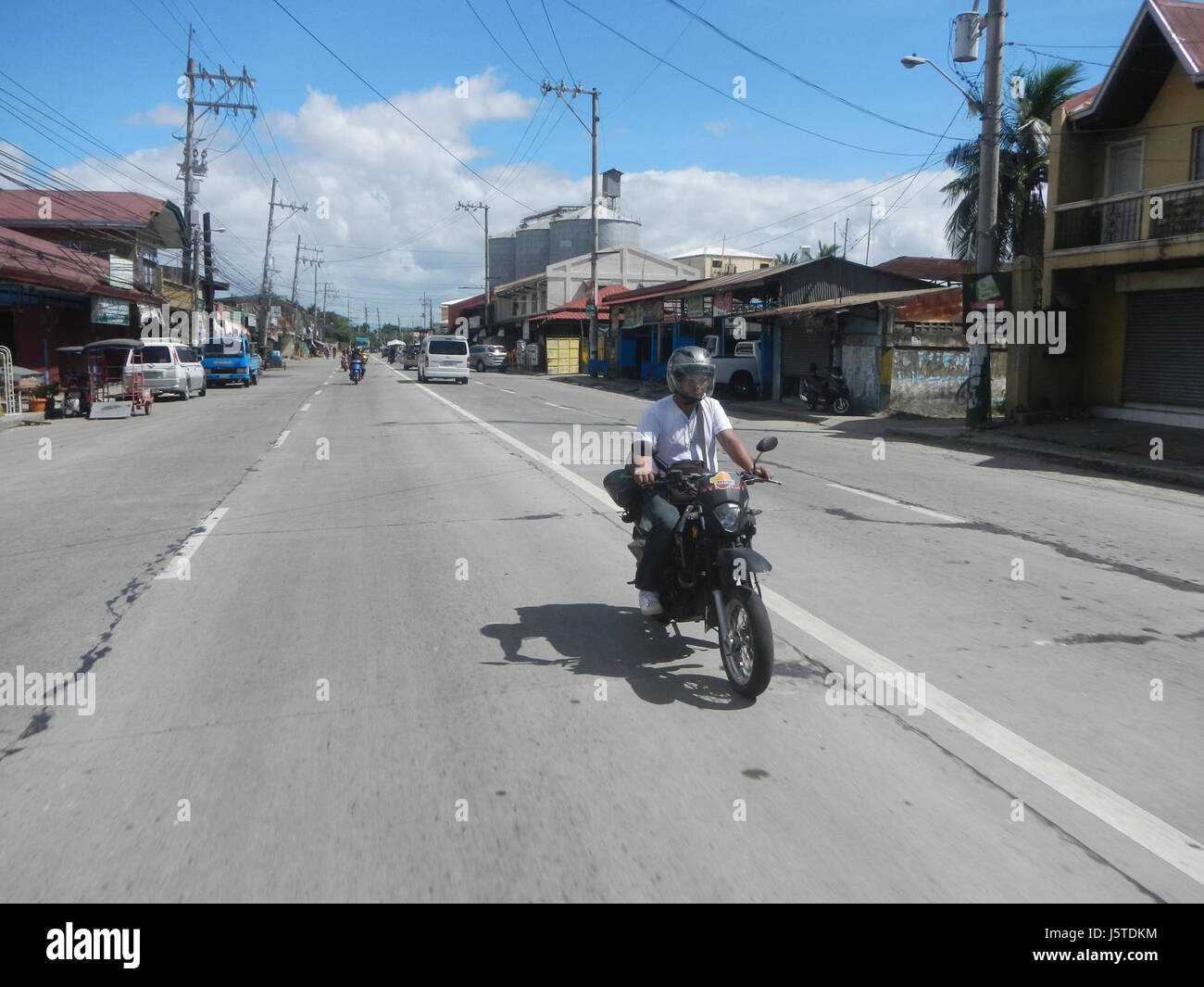 Le tronçon Malolos-Guiguinto de la MacArthur Highway à Bulacan est une importante voie de transport avec des motels et des entreprises desservant les habitants et les voyageurs le long du trajet. Banque D'Images
