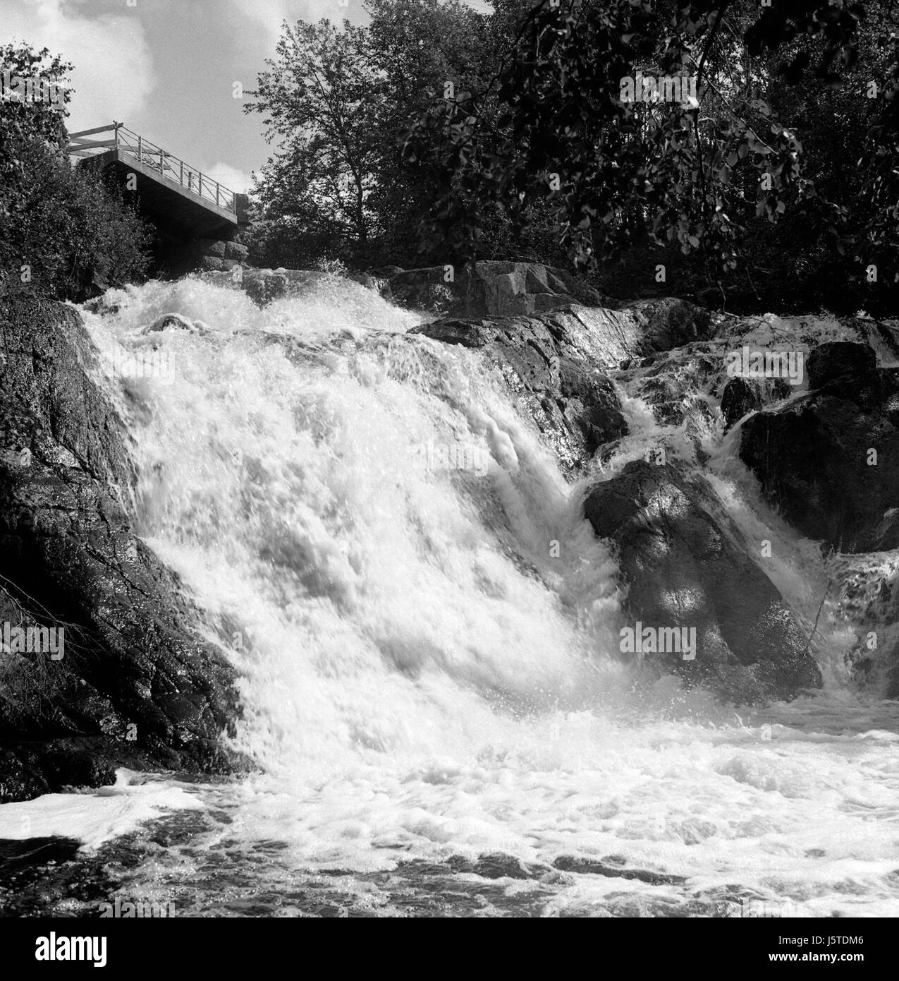 Viksfossen est une cascade située en Norvège. Il est connu pour sa beauté pittoresque et sa hauteur imposante, offrant un point de repère naturel dans le paysage norvégien, attirant les touristes et les amateurs de nature. Banque D'Images Viksfossen est une cascade située en Norvège. Il est connu pour sa beauté pittoresque et sa hauteur imposante, offrant un point de repère naturel dans le paysage norvégien, attirant les touristes et les amateurs de nature. Banque D'Images