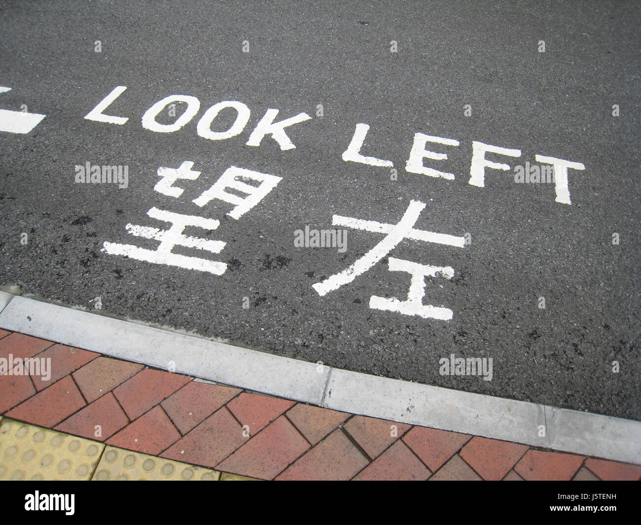 Une référence à un moment ou une citation spécifique, peut-être dans la littérature ou les médias, capturant une interaction culturelle humoristique ou critique entre une personne identifiée comme un « américain » et la situation décrite. Banque D'Images