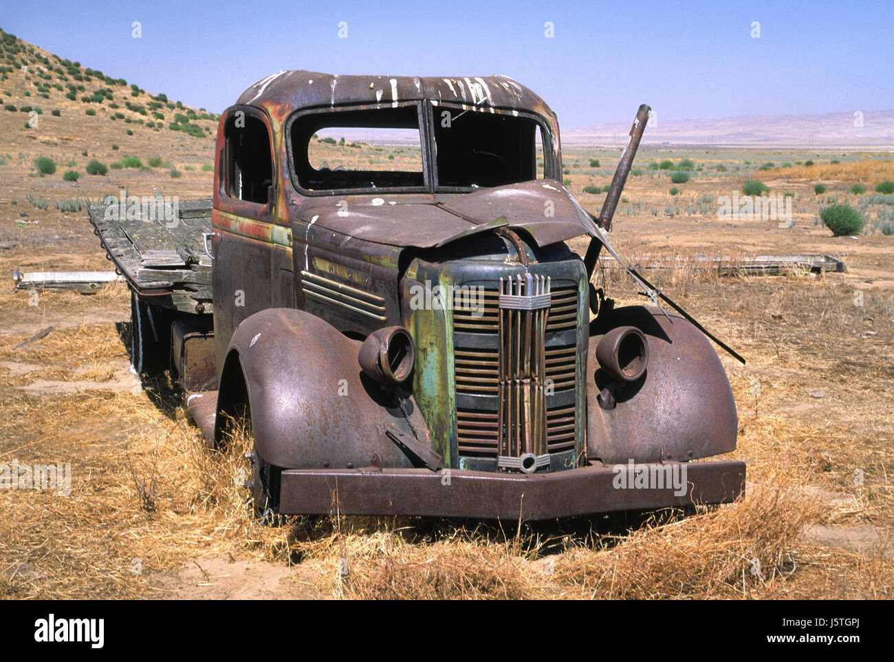 Cette image montre la plaine de Carrizo dans le comté de San Luis Obispo, en Californie, prise en septembre 2003. La plaine est connue pour sa beauté naturelle, ses écosystèmes diversifiés et ses caractéristiques géologiques uniques, dont les fleurs sauvages saisonnières. Banque D'Images