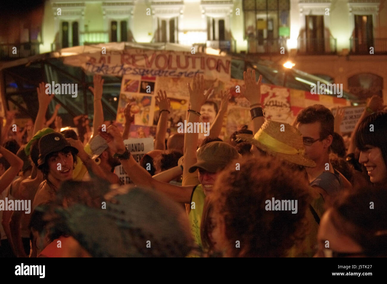 Le '017 15M Sabado 23' fait référence à un événement ou lieu spécifique, potentiellement lié à une date ou un lieu important. Les détails sur son contexte exact sont moins clairs, mais il représente probablement une occasion ou un moment marqué par cette notation spécifique. Banque D'Images