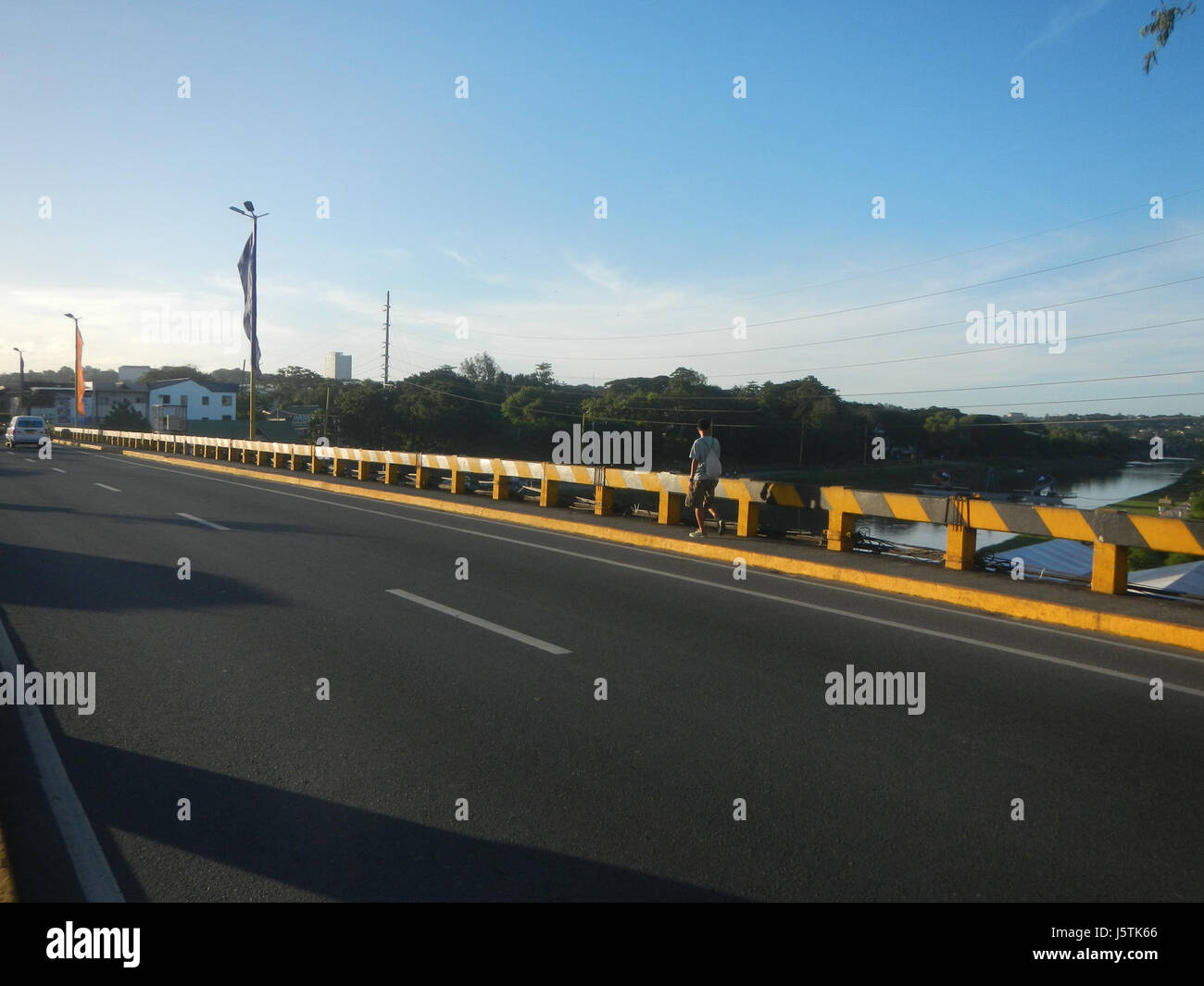 Le pont Marikina, qui enjambe la rivière Marikina aux Philippines, est un projet d'infrastructure remarquable dans la ville, contribuant au transport et au développement urbain. Banque D'Images