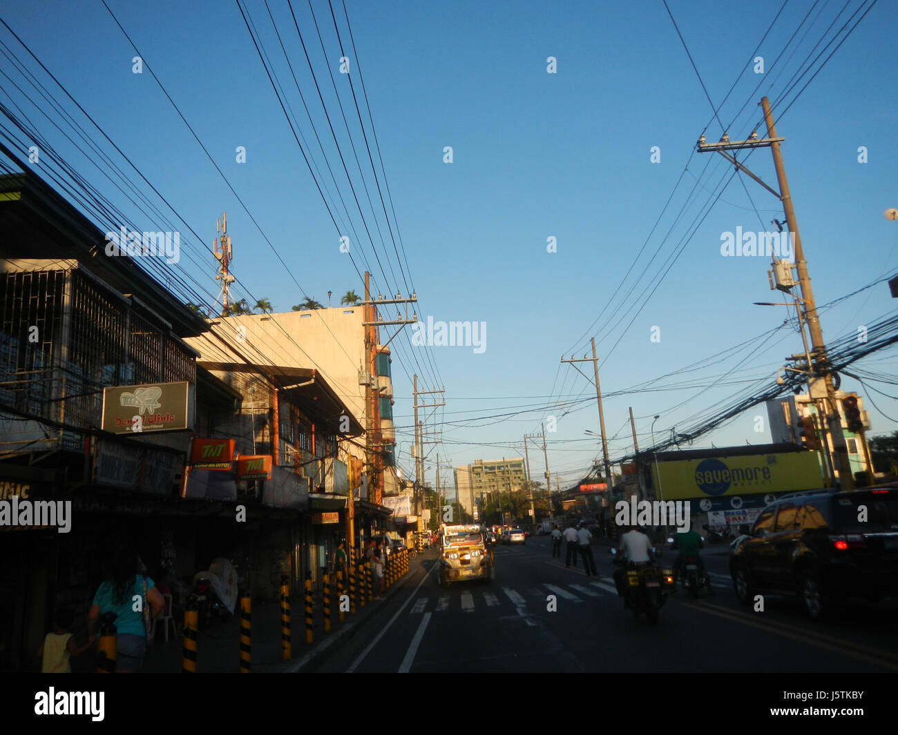 Cet emplacement fait référence à l'avenue A. Bonifacio, une artère principale de la ville de Marikina, Philippines. Le site comprend un pont sur la rivière de la ville, qui joue un rôle clé dans le transport et l'infrastructure dans la région. Banque D'Images