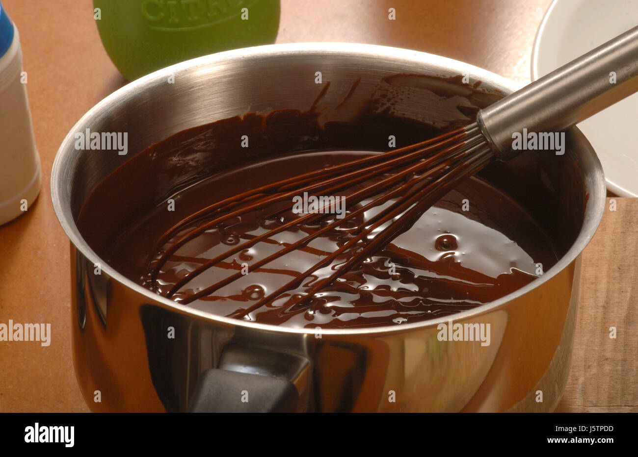Mélanger dans la casserole de chocolat fondu Photo Stock - Alamy