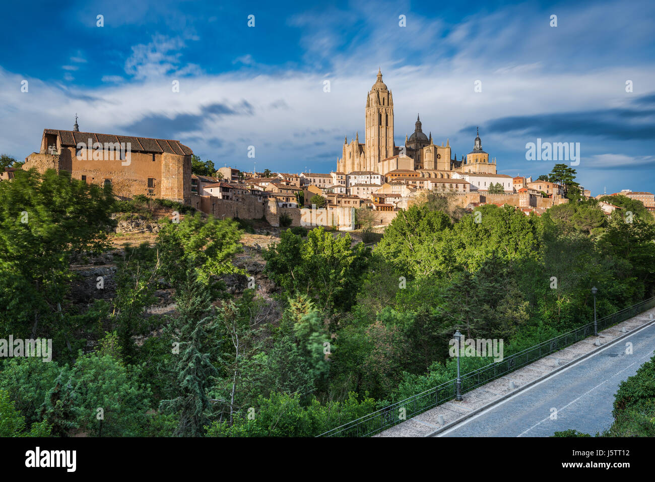 Cathédrale de Ségovie sur hill top embrassèrent avec les rayons du soleil, Espagne Banque D'Images