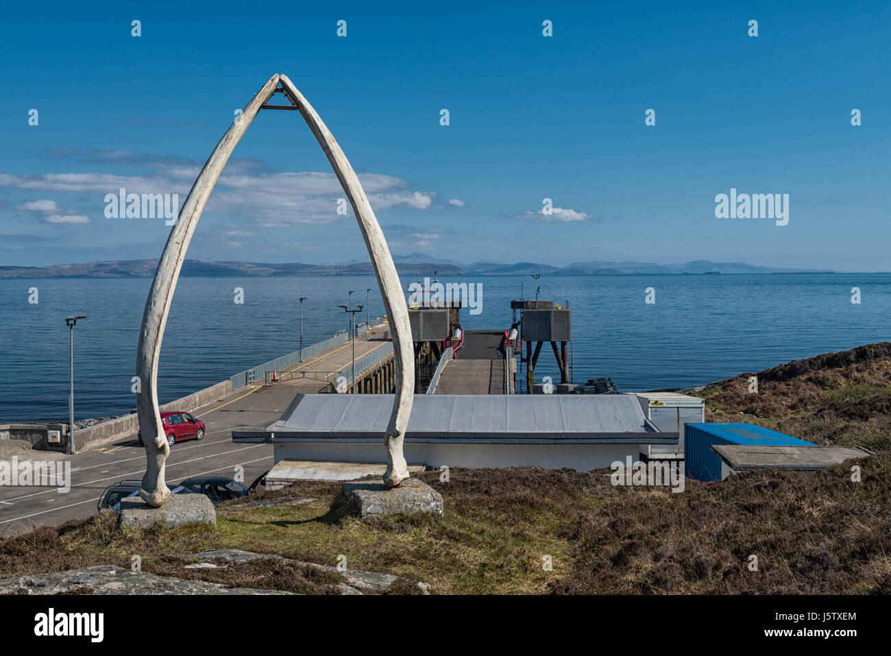 Une réplique d'whalbone arch au-dessus du terminal de ferry sur l'île de Coll Ecosse Banque D'Images