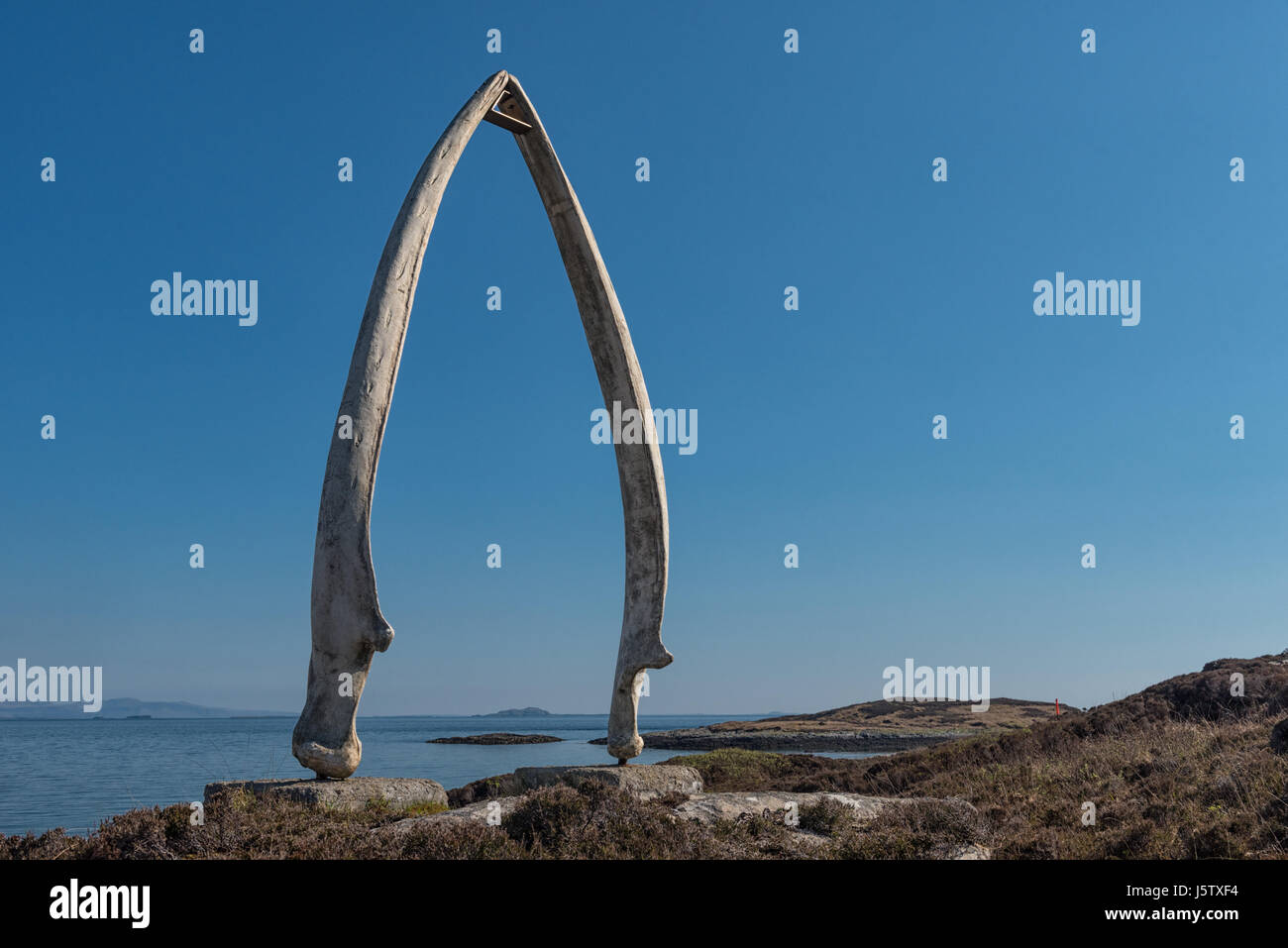 Une réplique d'whalbone arch au-dessus du terminal de ferry sur l'île de Coll Ecosse Banque D'Images