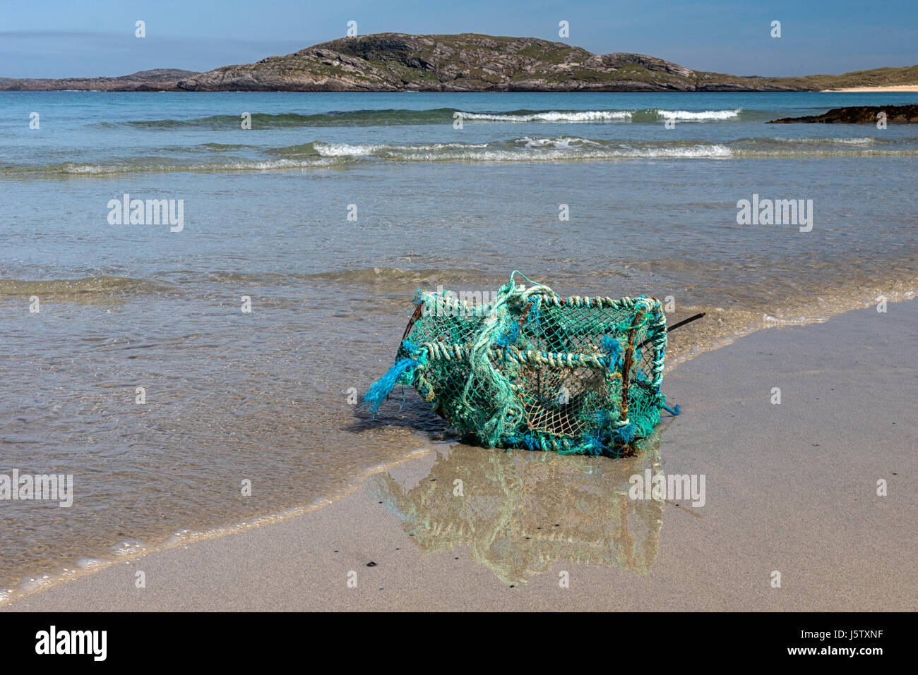 Un lobster pot échoués sur la plage à l'île de Coll Ecosse Banque D'Images