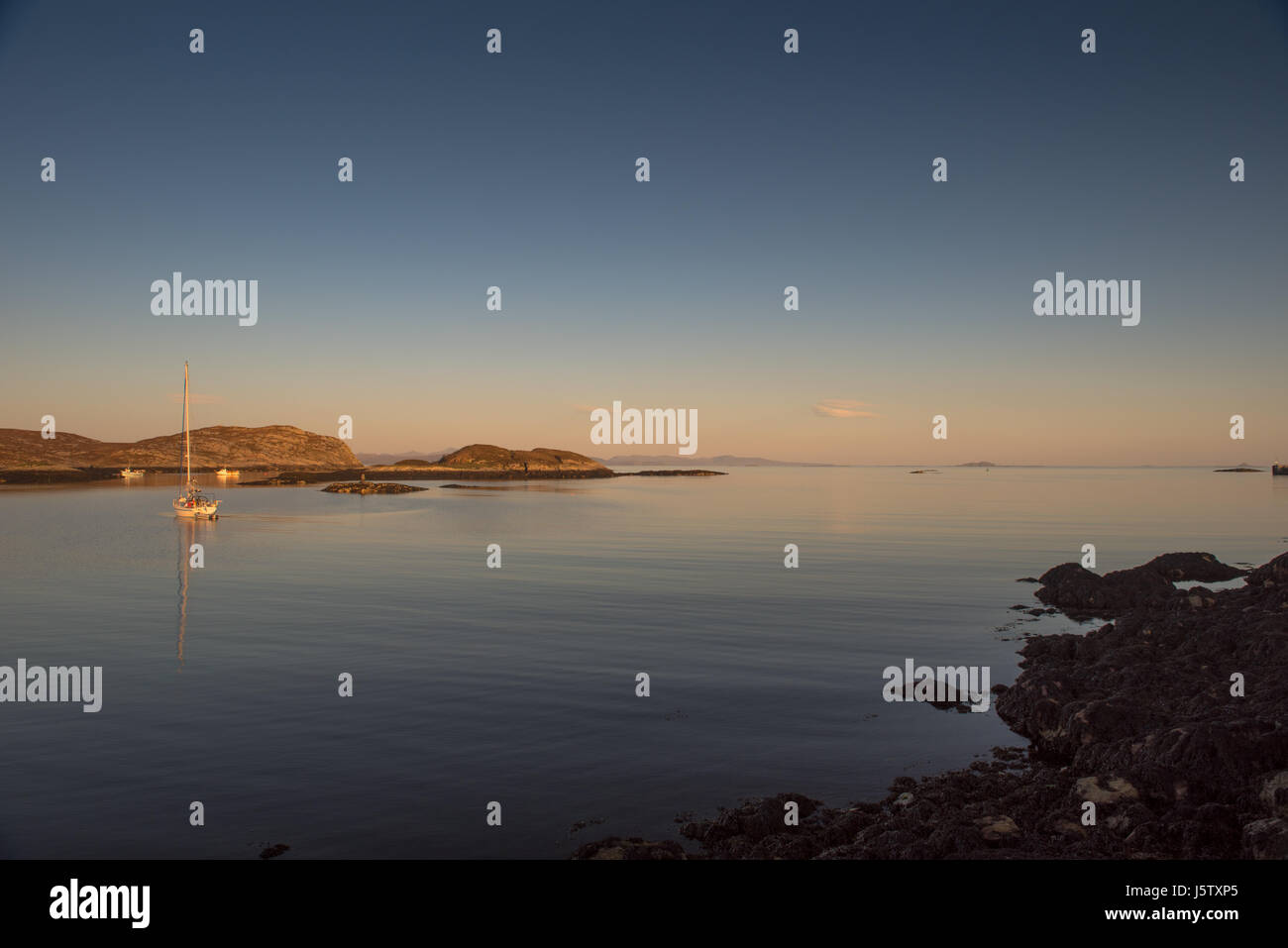 Crépuscule sur le Loch Eatharna sur l'intérieur de l'île des Hébrides en Écosse. Banque D'Images
