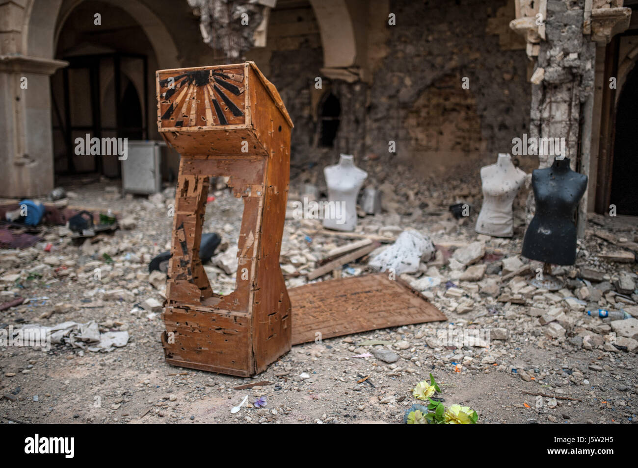 Stand des mannequins dans une cour à l'extérieur de l'Eglise de l'Immaculée Conception à Qaraqosh,l'Irak qui a été utilisé pour la pratique de tir par ISIS avant la ville chrétienne a été libéré de groupe terroriste en 2016. Banque D'Images