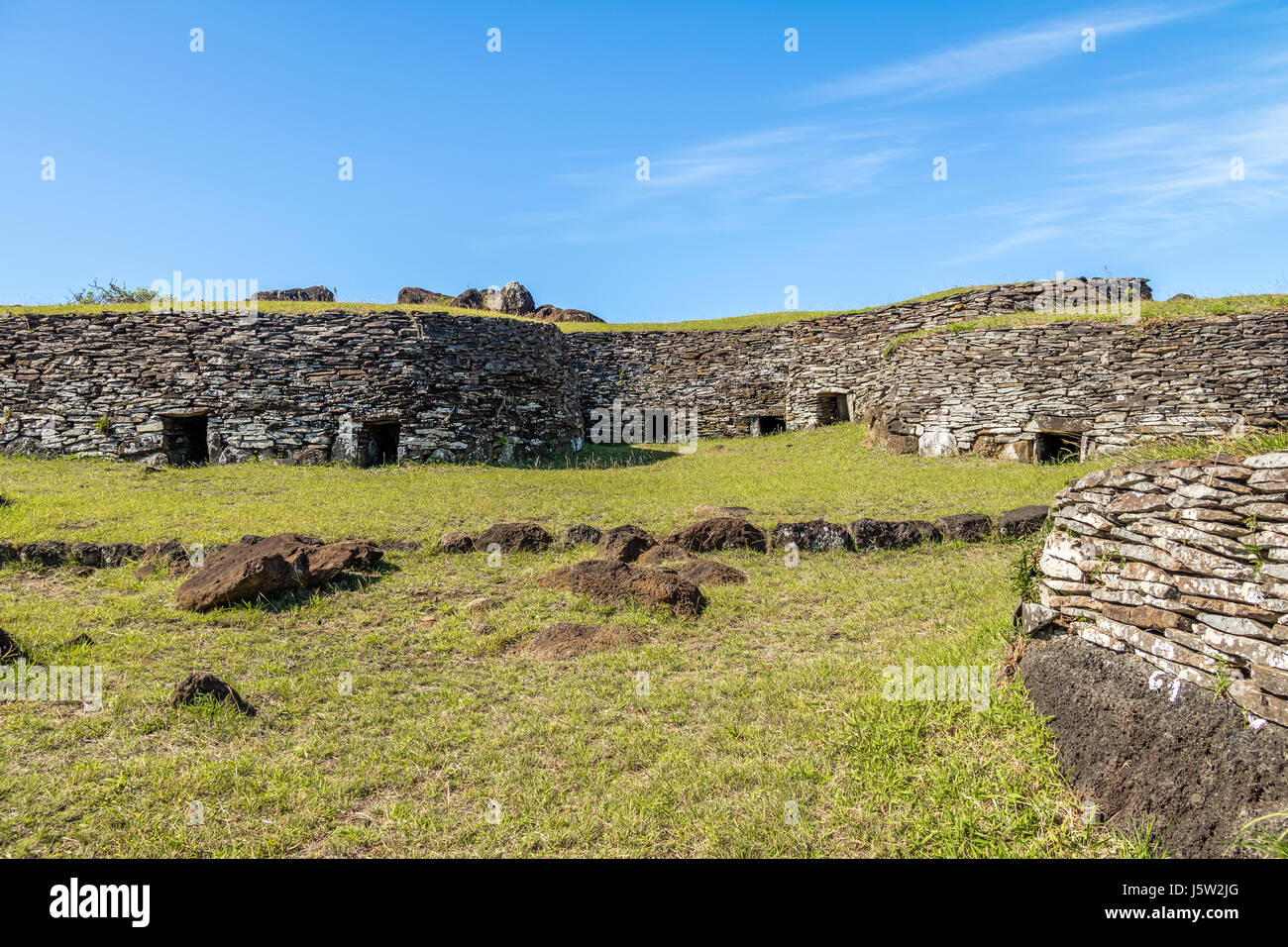 Maisons en briques dans les ruines du village d'Orongo à Rano Kau Volcano - Île de Pâques, Chili Banque D'Images