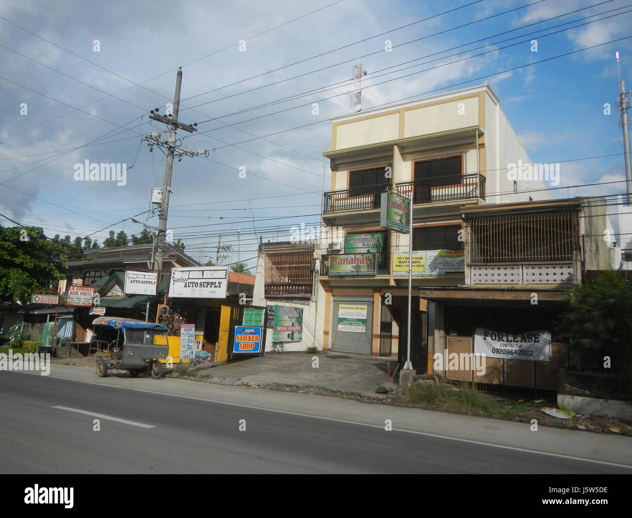 Cette image représente une zone de Bulacan, aux Philippines, connue sous le nom de Cruz na Daan, qui est desservie par la National Grid Corporation of the Philippines (NGCP). Le NGCP gère la transmission de puissance dans la région. Banque D'Images
