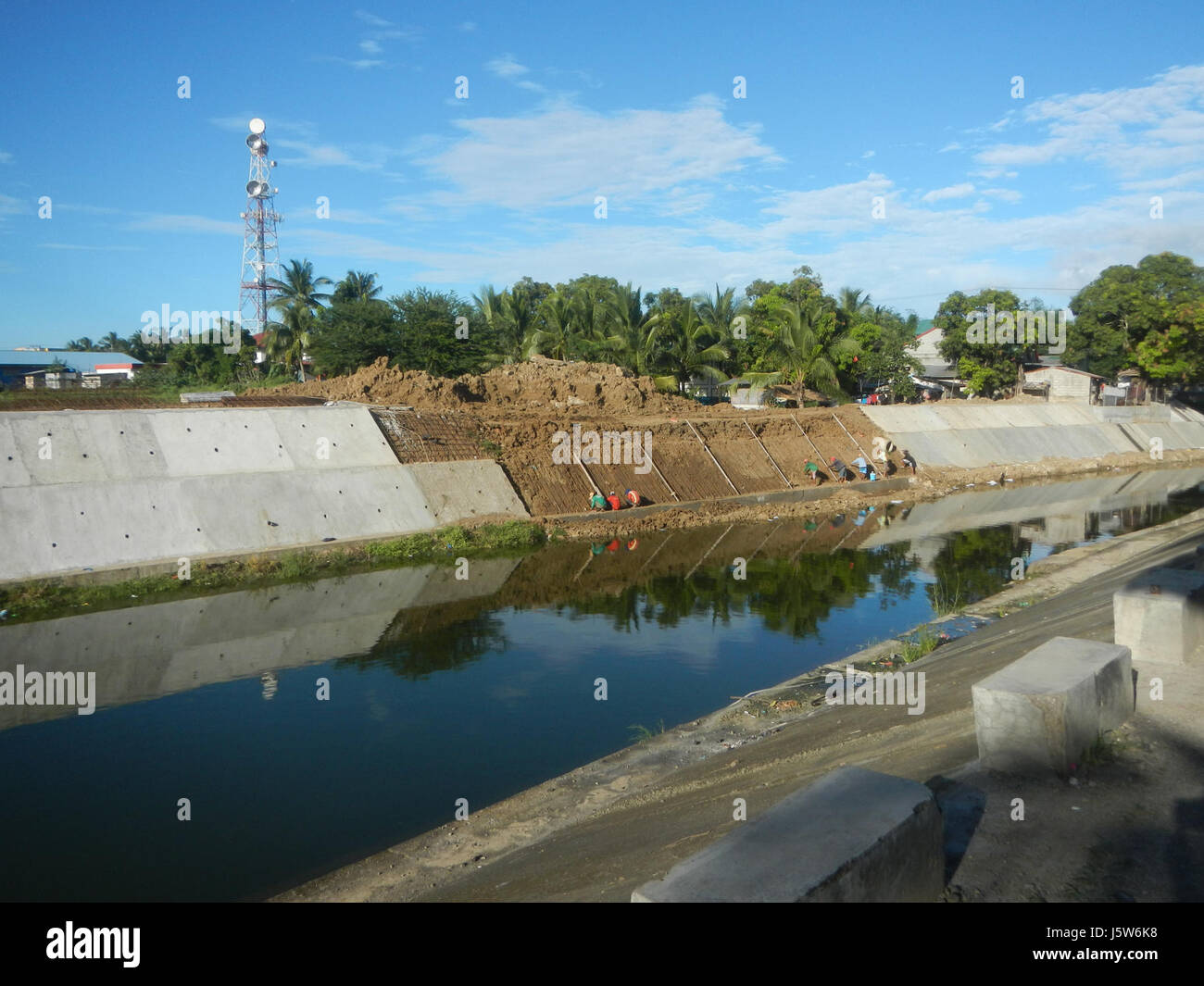 Le pont de Tigpalas, situé au-dessus de la rivière San Miguel à Bulacan, est une composante essentielle de l'infrastructure axée sur la protection et la stabilité des pentes. Les murs de soutènement sont utilisés pour maintenir l'intégrité structurelle des berges, prévenir l'érosion et assurer la longévité et la sécurité du pont. Banque D'Images