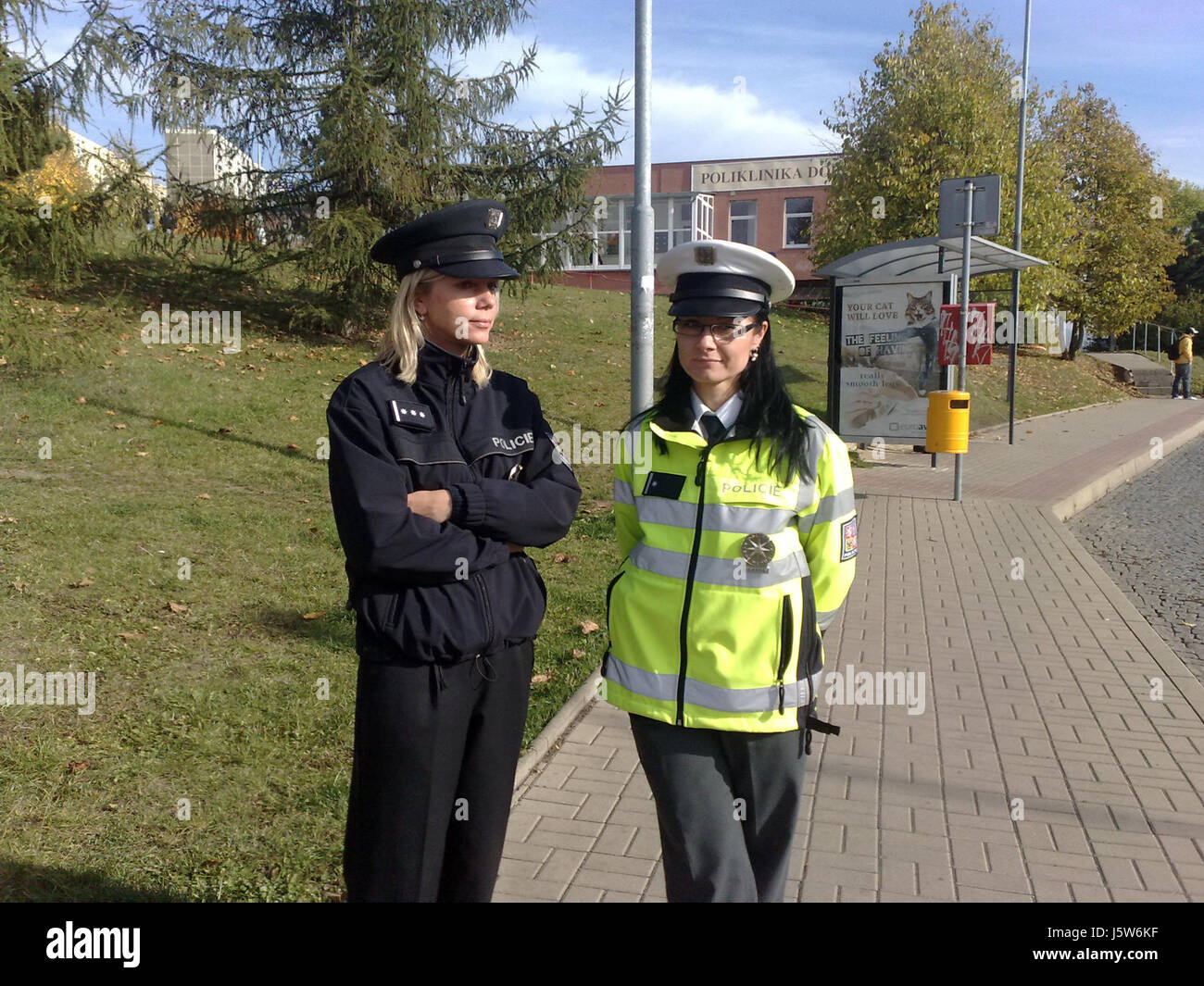 « Policistky 17 10 2012 » fait référence à un événement important ou à une série de photographies liées aux activités policières le 17 octobre 2012. Il met en lumière les moments clés de l’application de la loi et des interactions publiques avec les policiers dans un milieu urbain contemporain. Banque D'Images