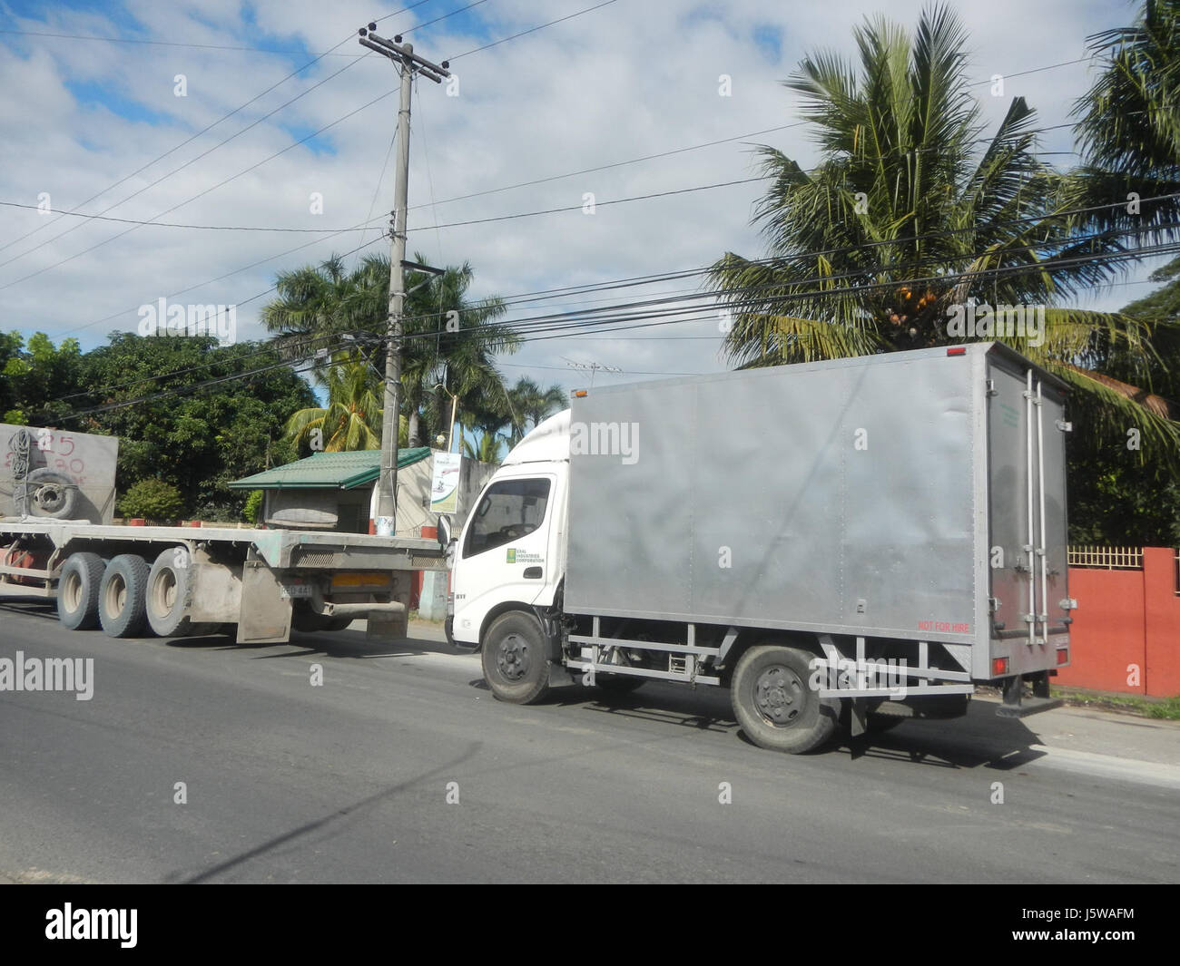 Ce titre aborde la question de la congestion du trafic dans les zones de Matimbubong et Sapang Putol à San Ildefonso, Bulacan, mettant en évidence les défis de transport local et les problèmes de gestion routière. Banque D'Images