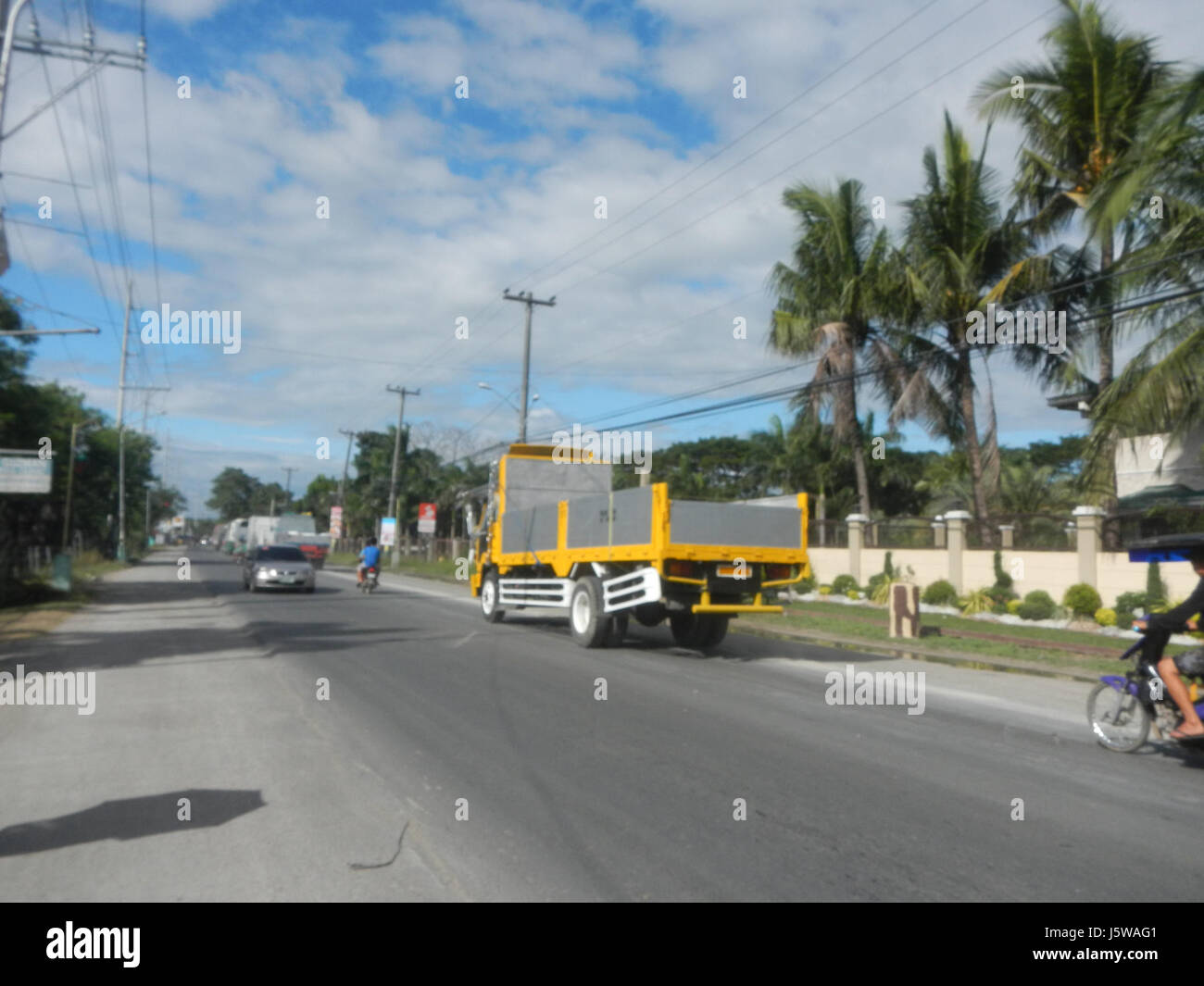 Cette image met en évidence le problème de congestion routière à Matimbubong Sapang Putol, San Ildefonso, Bulacan, illustrant les défis du transport local. Banque D'Images