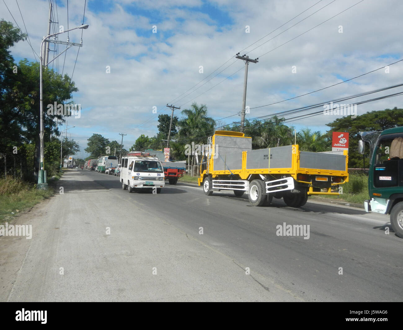 Cet article aborde la question de la congestion du trafic dans les zones de Matimbubong et Sapang Putol à San Ildefonso, Bulacan, mettant en évidence les défis de transport dans la région. Banque D'Images