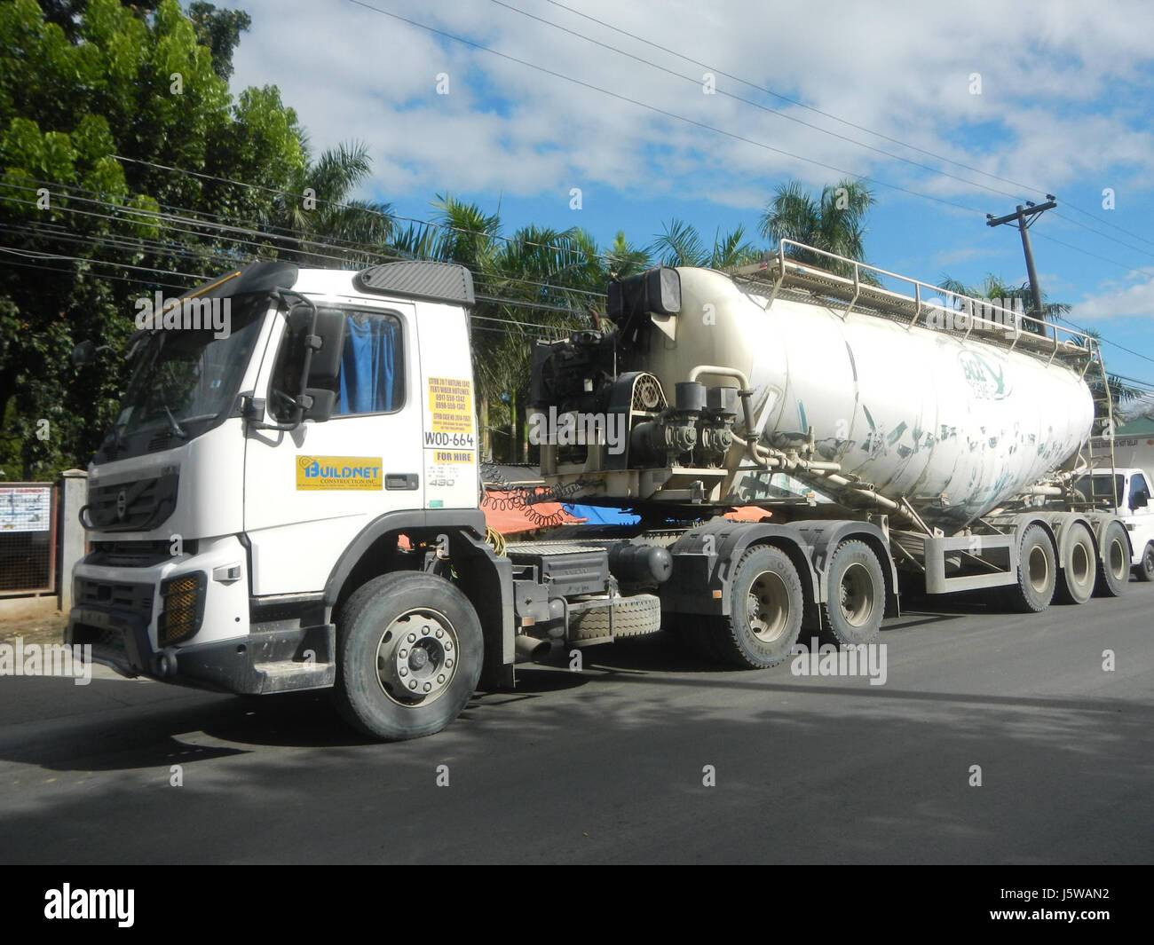 Cette image représente la congestion du trafic dans les zones de Matimbubong et Sapang Putol à San Ildefonso, Bulacan. Ces zones sont confrontées à des problèmes de circulation en raison des infrastructures locales, de la densité de population et des conditions routières, qui ont un impact sur les déplacements quotidiens et les systèmes de transport locaux. Banque D'Images