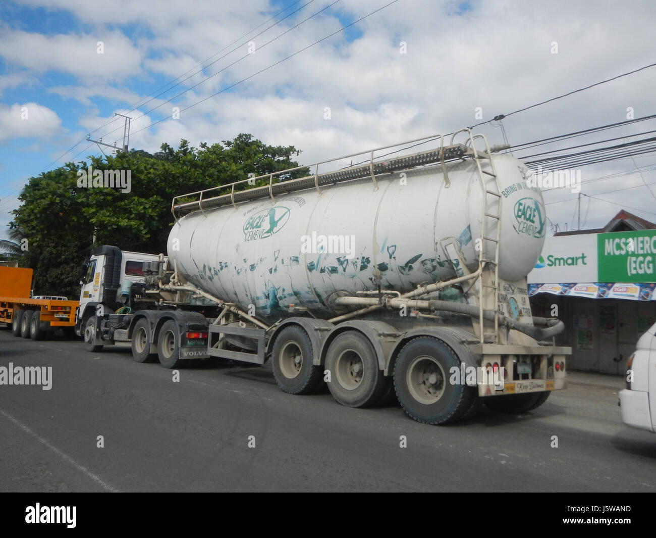 Cette image illustre les embouteillages dans les zones de Matimbubong, Sapang Putol et San Ildefonso à Bulacan. La congestion met en évidence des problèmes de flux de trafic local et d'infrastructure dans la région. Banque D'Images