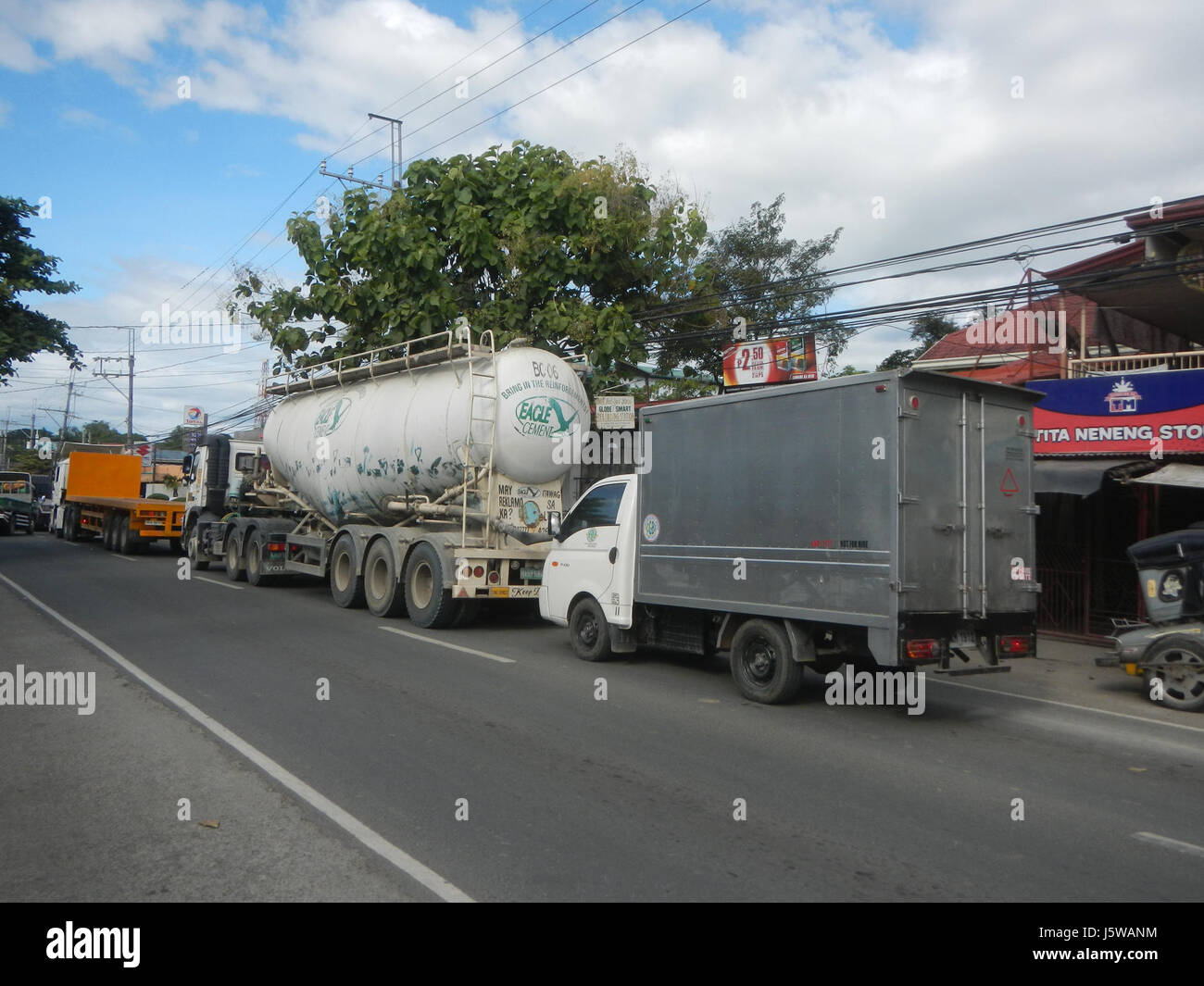 La congestion routière à Matimbubong Sapang Putol, San Ildefonso, Bulacan, présente un défi urbain commun dans la région, affectant les transports locaux et les déplacements quotidiens. Banque D'Images