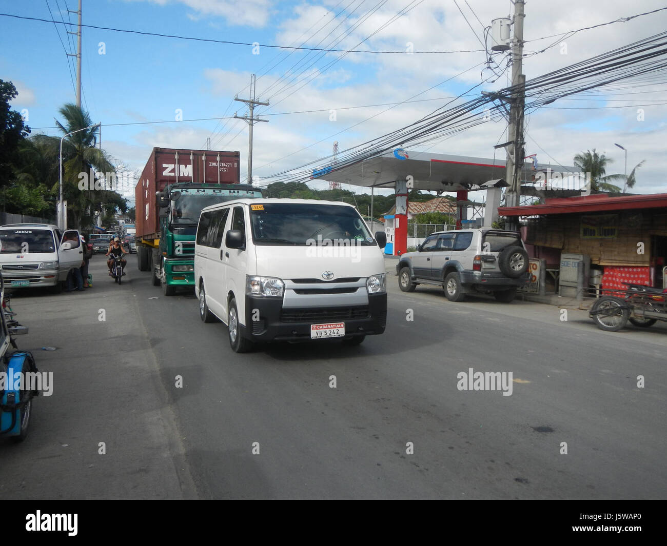 L'image montre la congestion du trafic à Matimbubong Sapang Putol, une zone connue de San Ildefonso, Bulacan. La photographie met en évidence les difficultés de circulation et la situation routière dans cette partie de la région. Banque D'Images