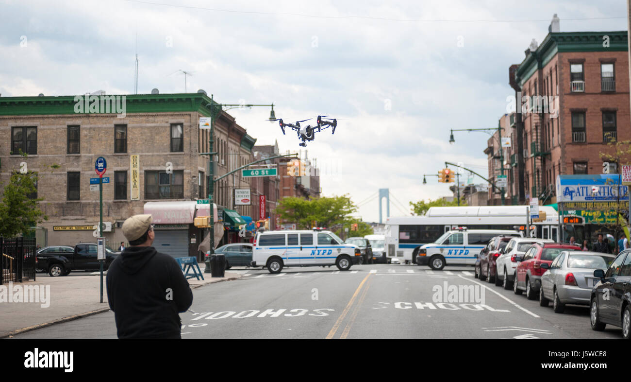 Un opérateur lance sa marque dans le drone DJI Sunset Park quartier de Brooklyn à New York le dimanche 14 mai 2017 afin de prendre des vues aériennes d'une parade. (© Richard B. Levine) Banque D'Images