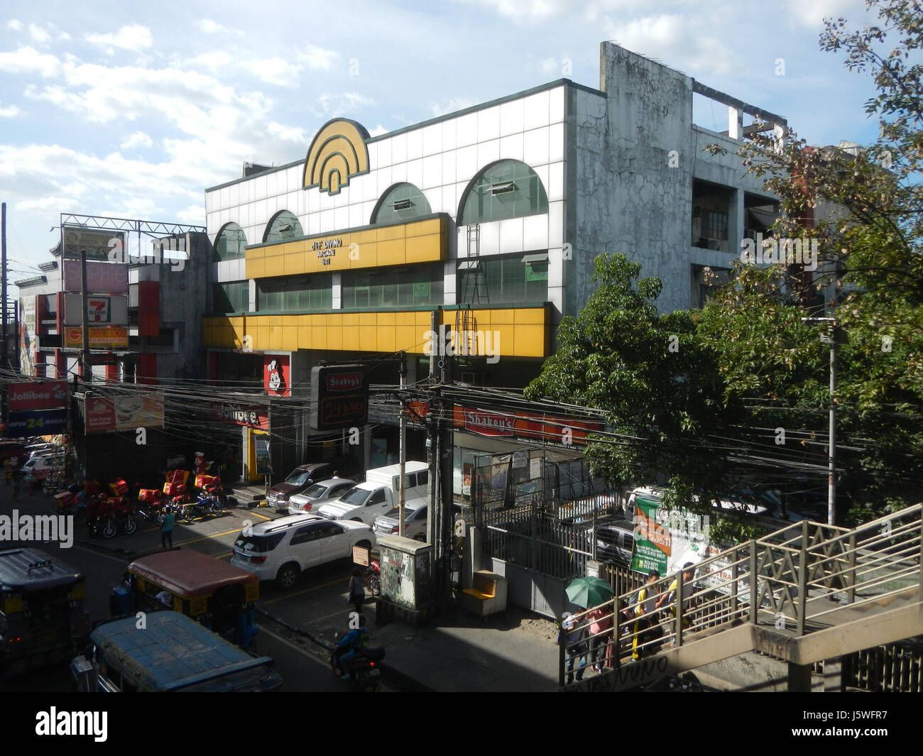 L'échangeur de l'avenue Katipunan, situé à la jonction de plusieurs rues clés de Quezon City, est un centre de circulation important. A proximité, la paroisse Saint Joseph et divers quartiers résidentiels et commerciaux sont situés le long du boulevard Aurora et Anonas. Banque D'Images