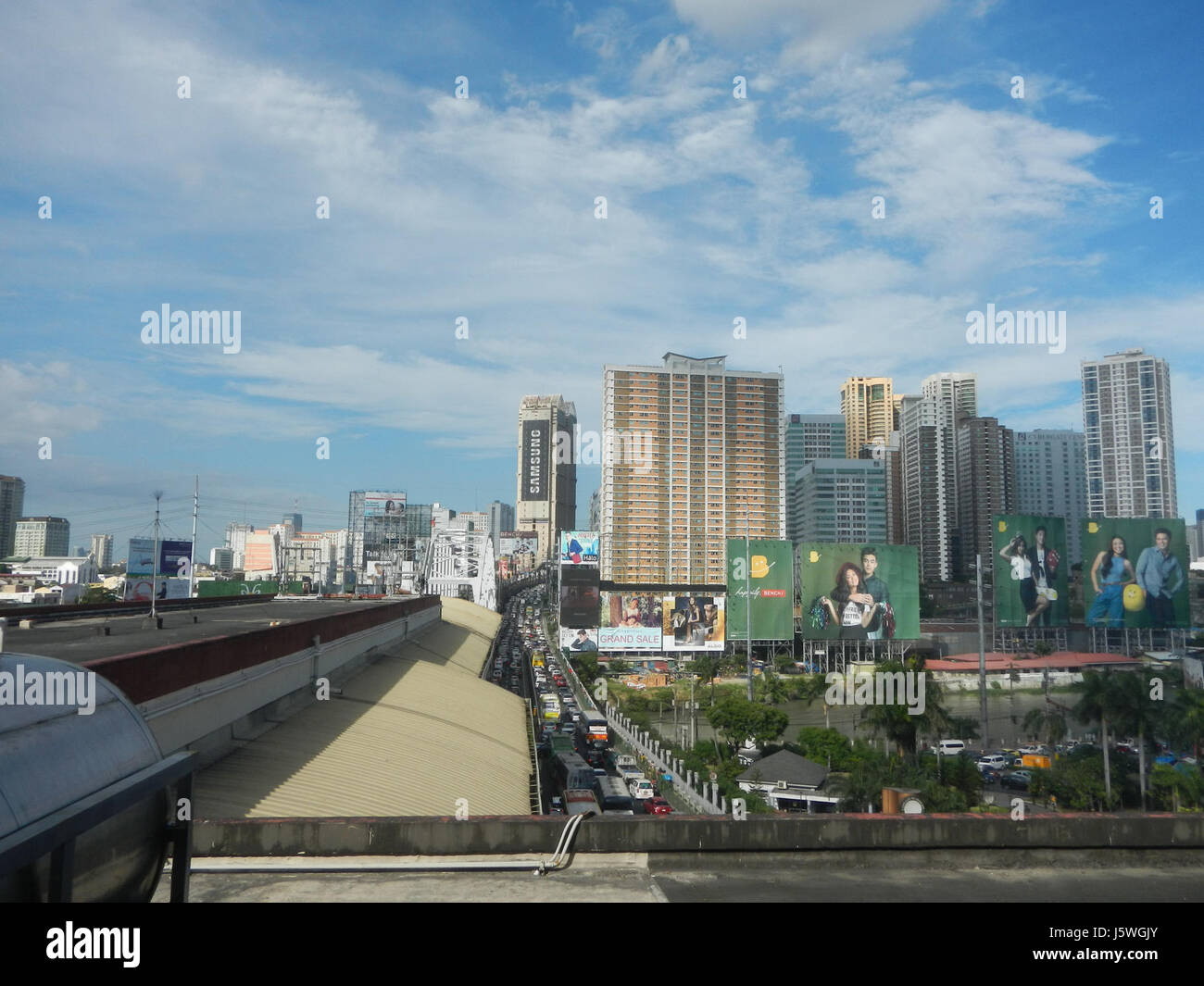 L'échangeur Guadalupe Cloverleaf relie les principales routes de la région métropolitaine de Manille, y compris EDSA et la rivière Pasig, facilitant ainsi la circulation entre Mandaluyong et Makati. C'est un centre de transport essentiel avec un accès facile aux endroits clés, y compris la station de MRT Guadalupe, desservant les navetteurs quotidiens dans la région. Banque D'Images